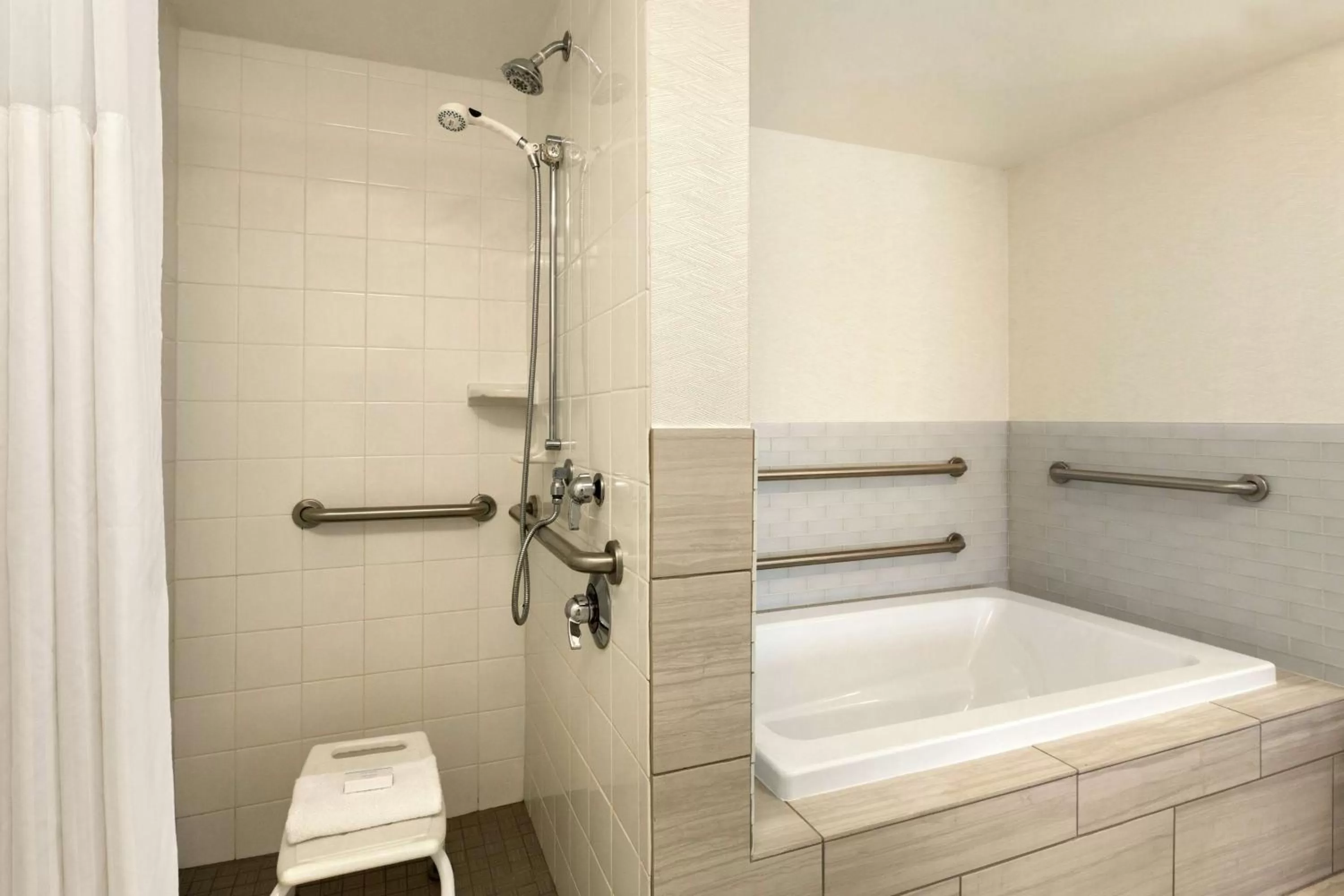 Bathroom in Hilton Garden Inn Tifton