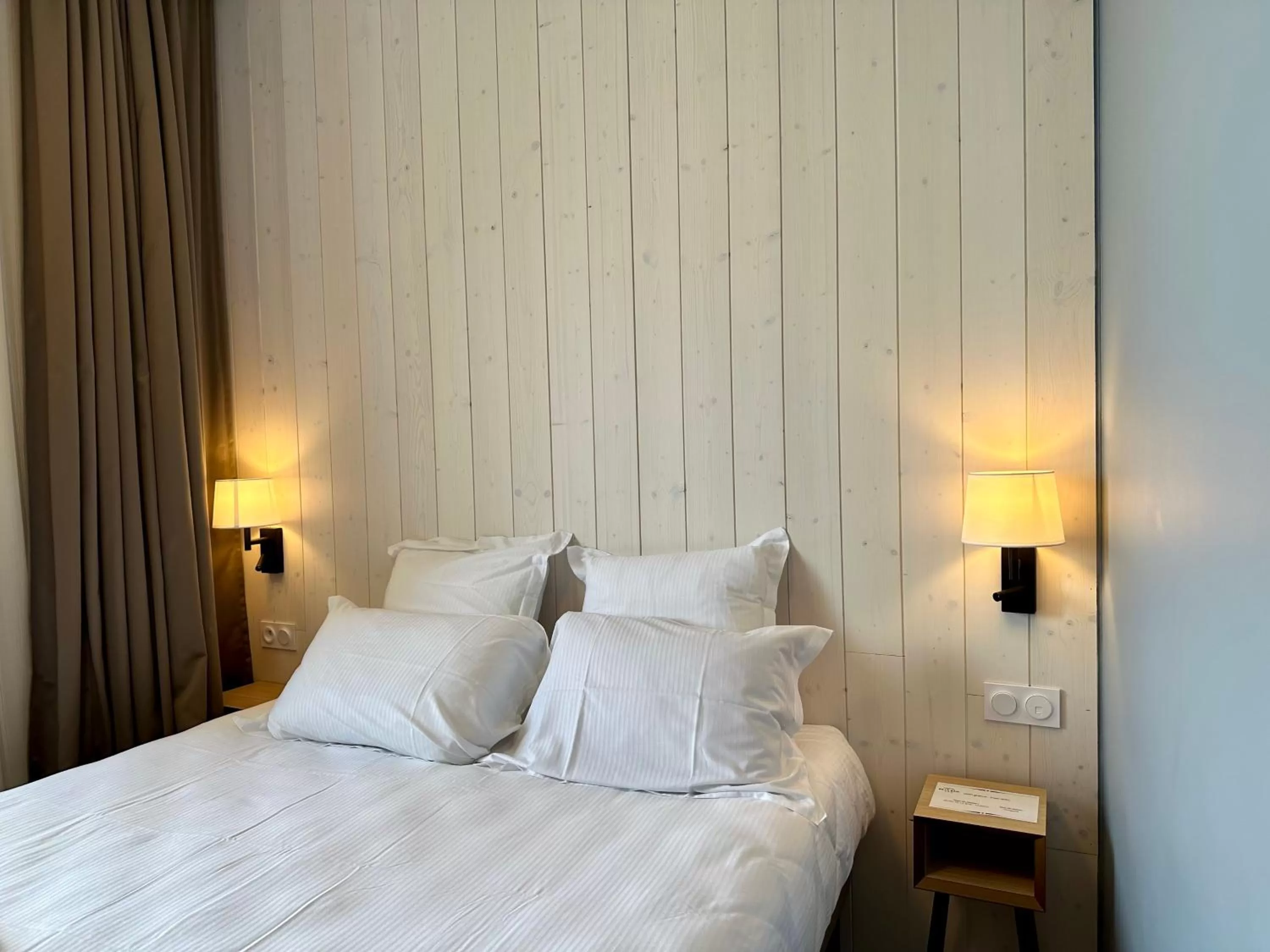 Bed in Hôtel de la Baie