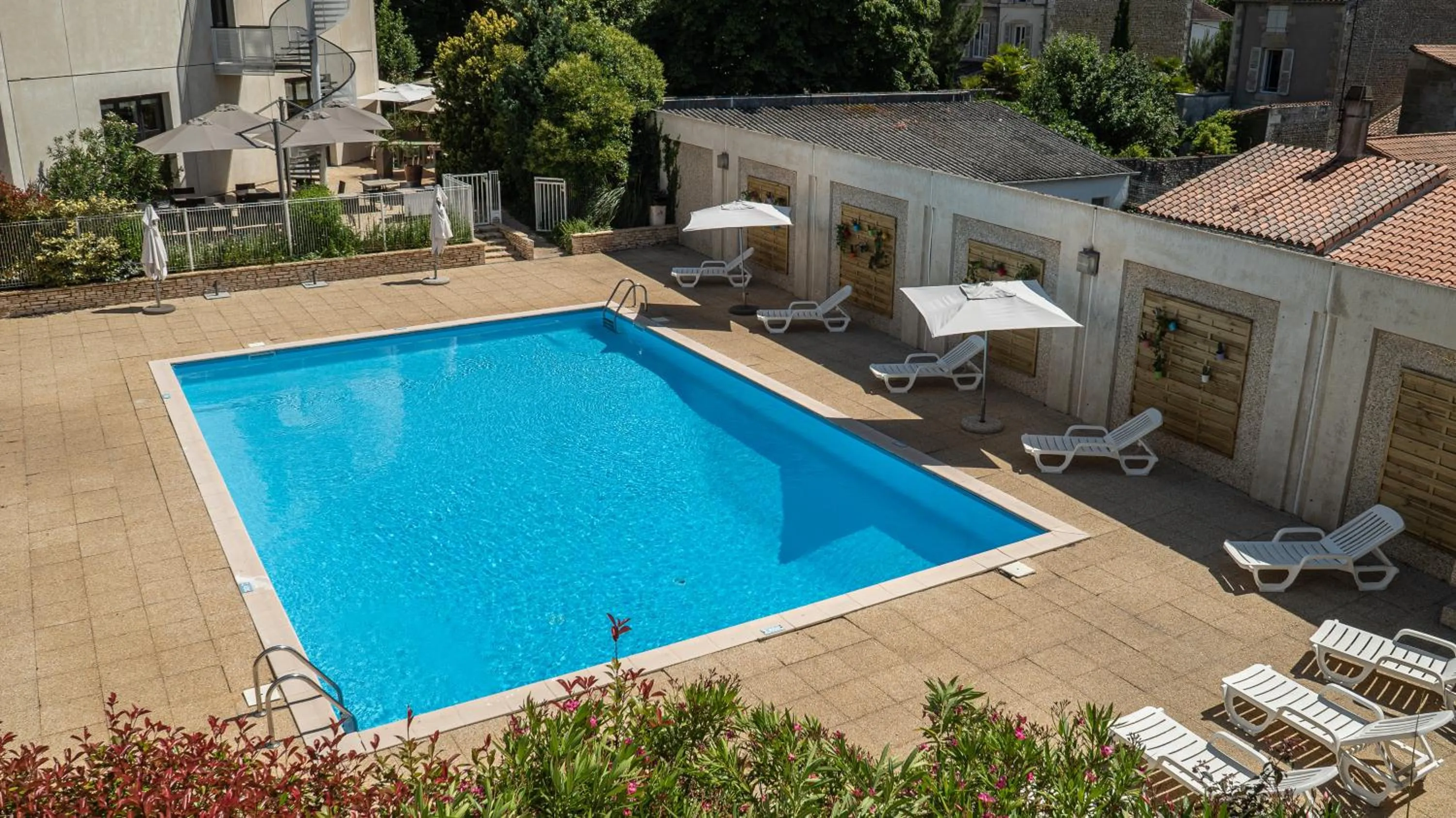 Swimming pool in Mercure Niort Marais Poitevin