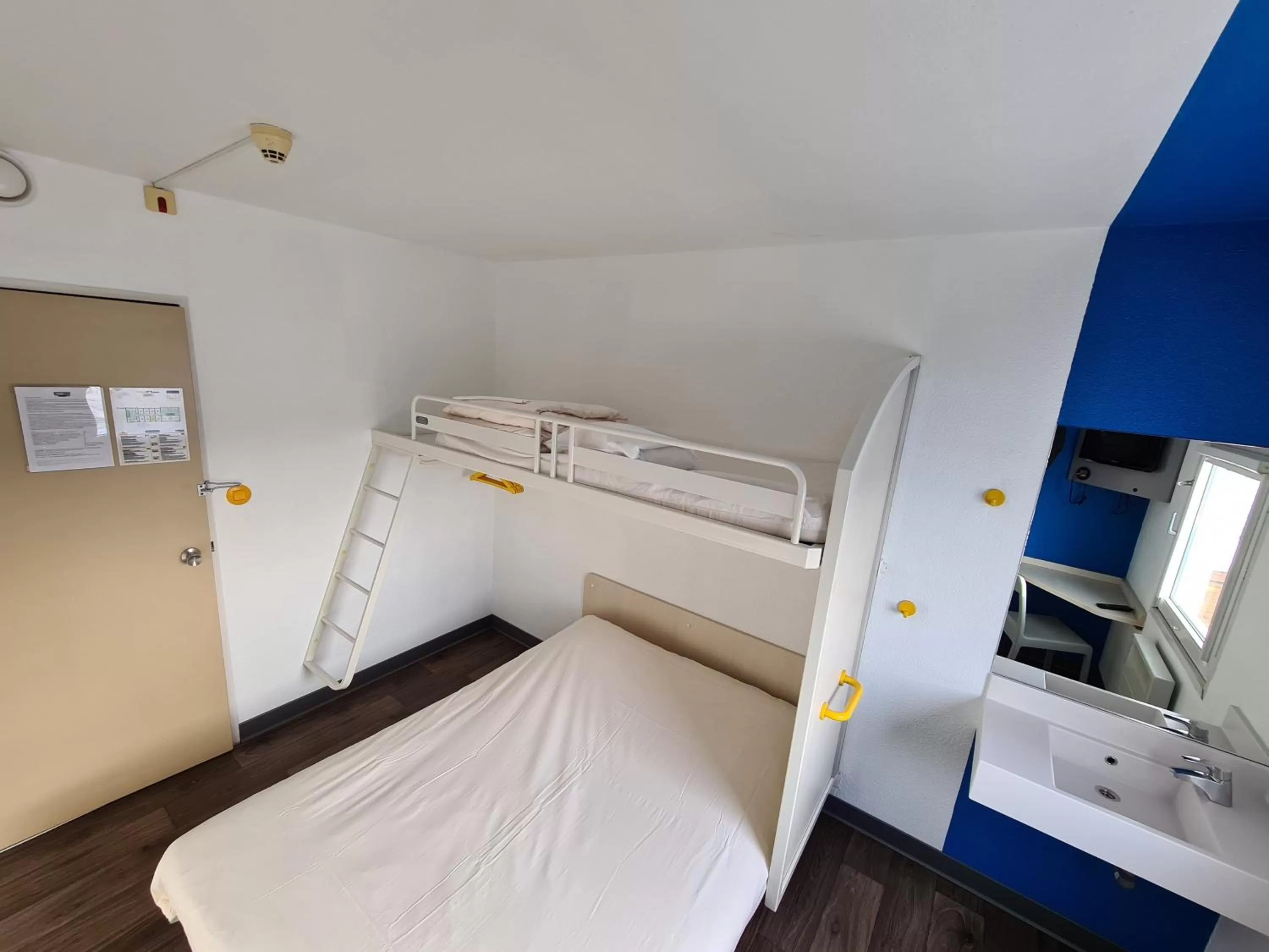 bunk bed, Bed in hotelF1 Pontarlier