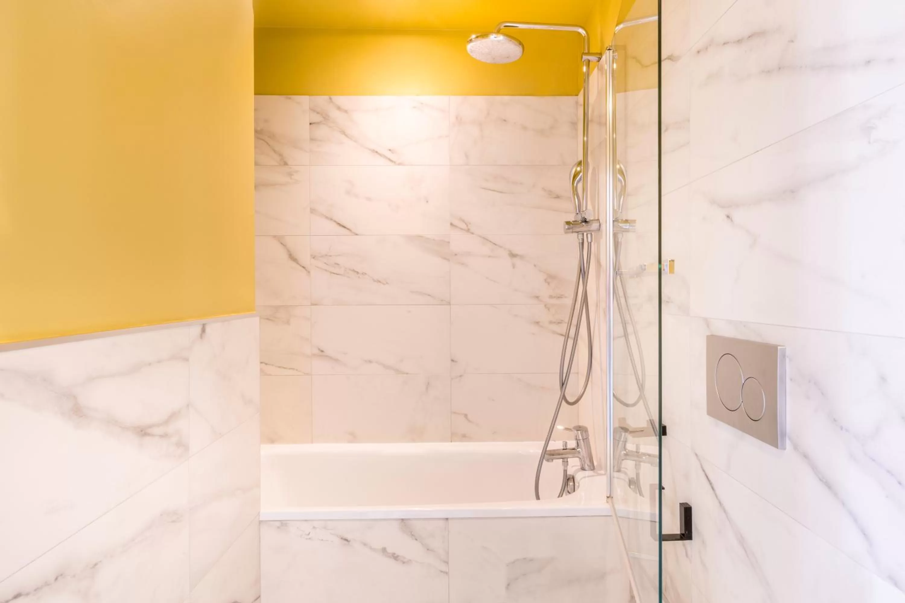 Shower in Best Western Hotel Centre Reims