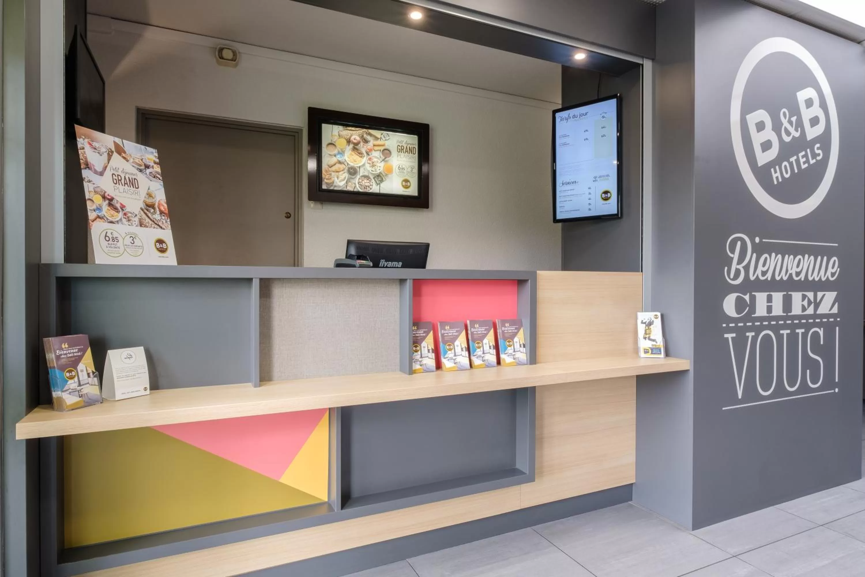 Lobby or reception in B&B HOTEL Calais Centre St Pierre