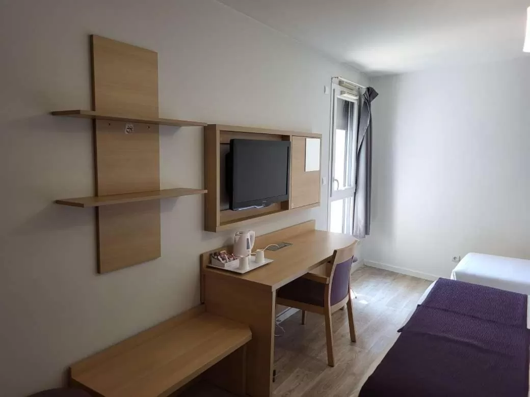 TV and multimedia, Bed in EastLodge Lyon Est Eurexpo