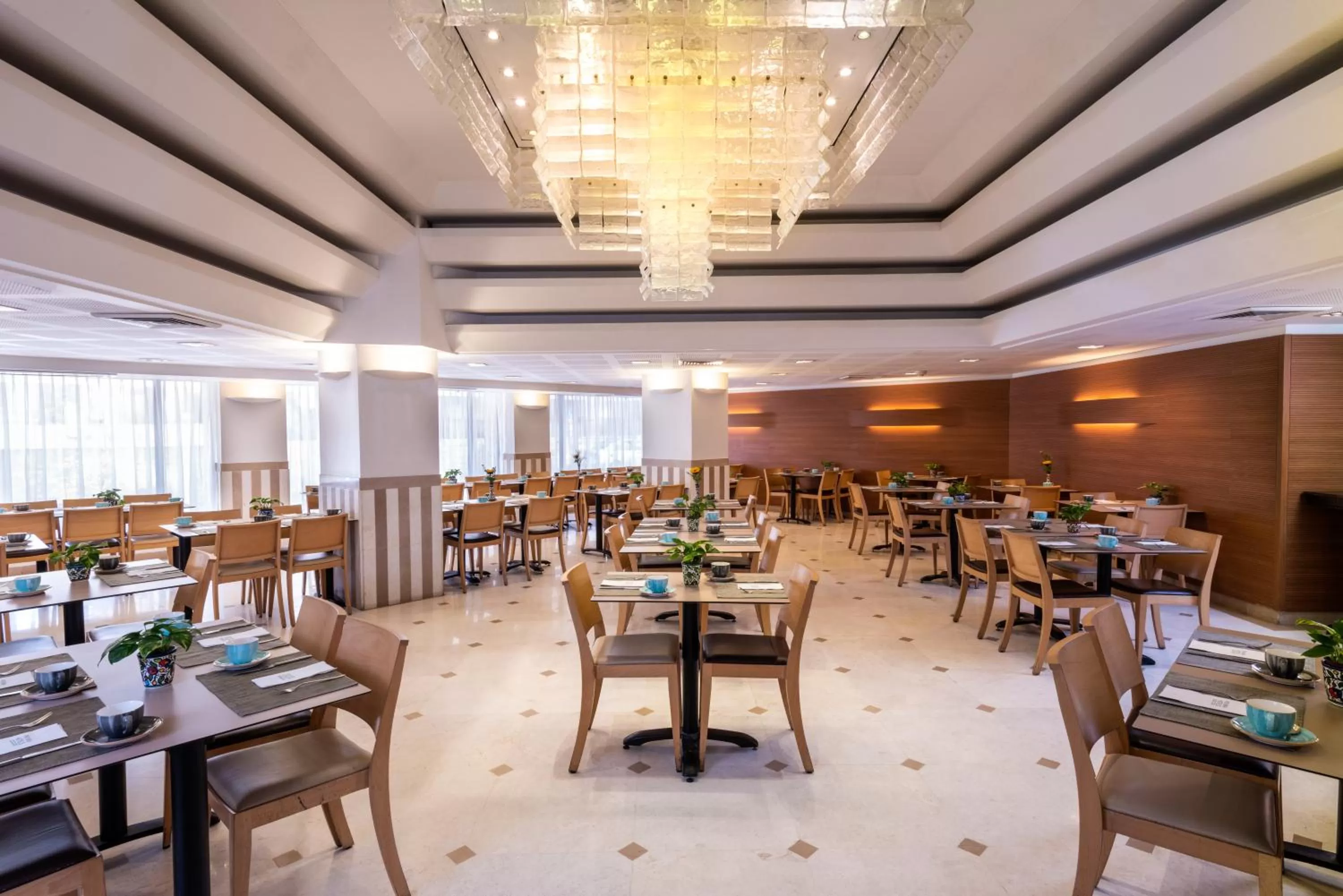 Restaurant/places to eat in Prima Kings Hotel