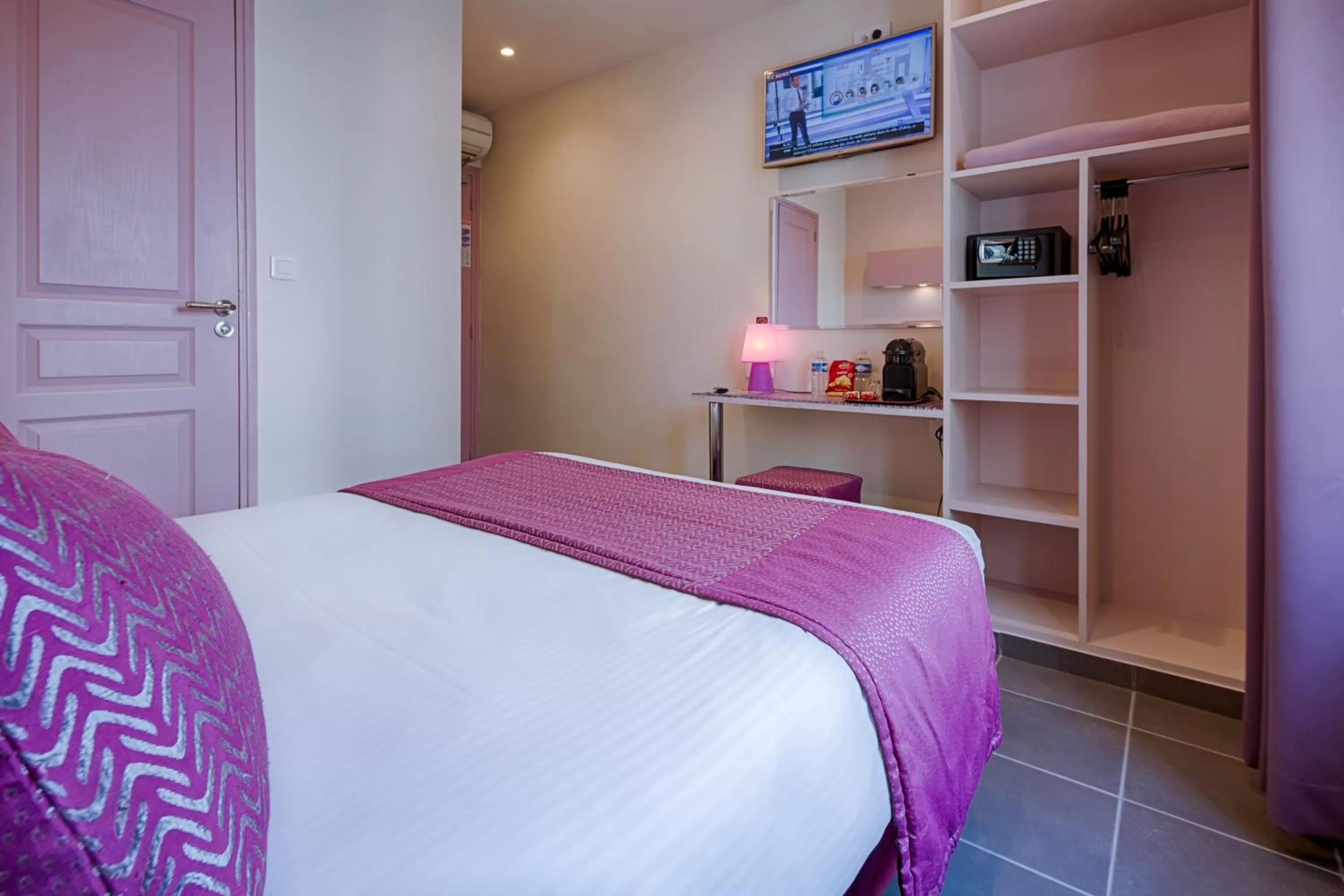 Coffee/tea facilities, Bed in Pink Hotel