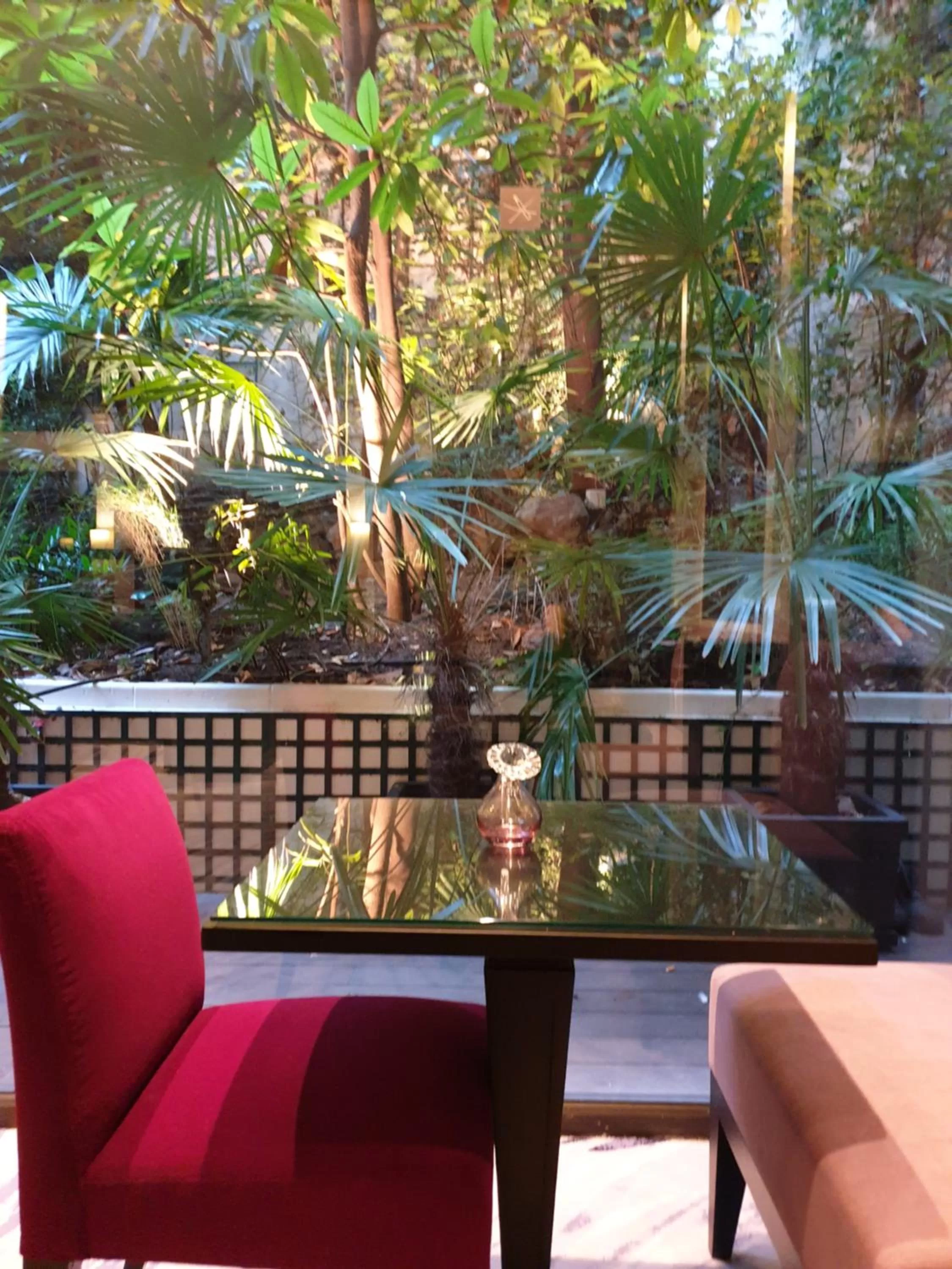 Breakfast in Garden-Elysée