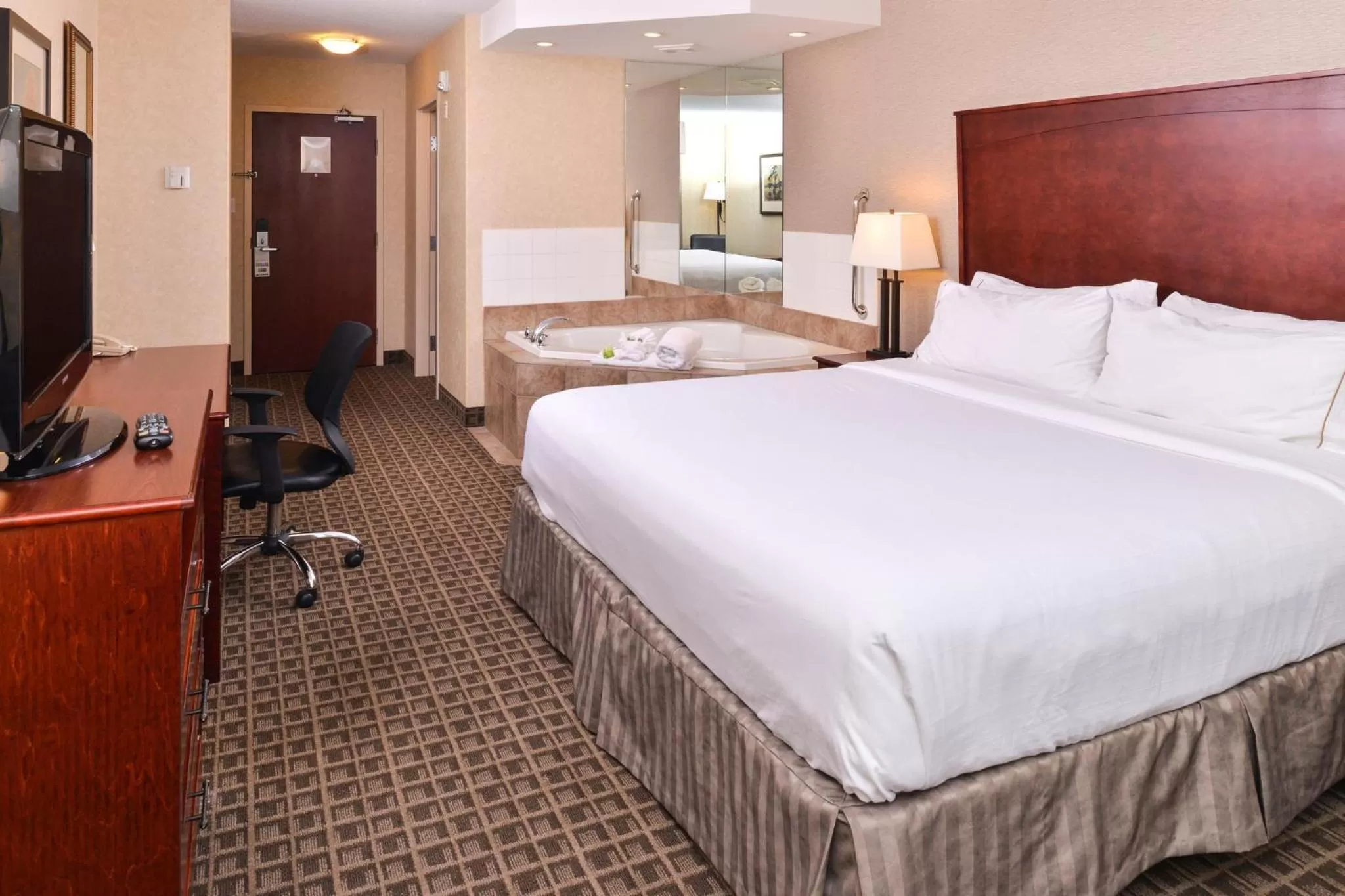 Photo of the whole room, Bed in Holiday Inn Express Edmonton North by IHG