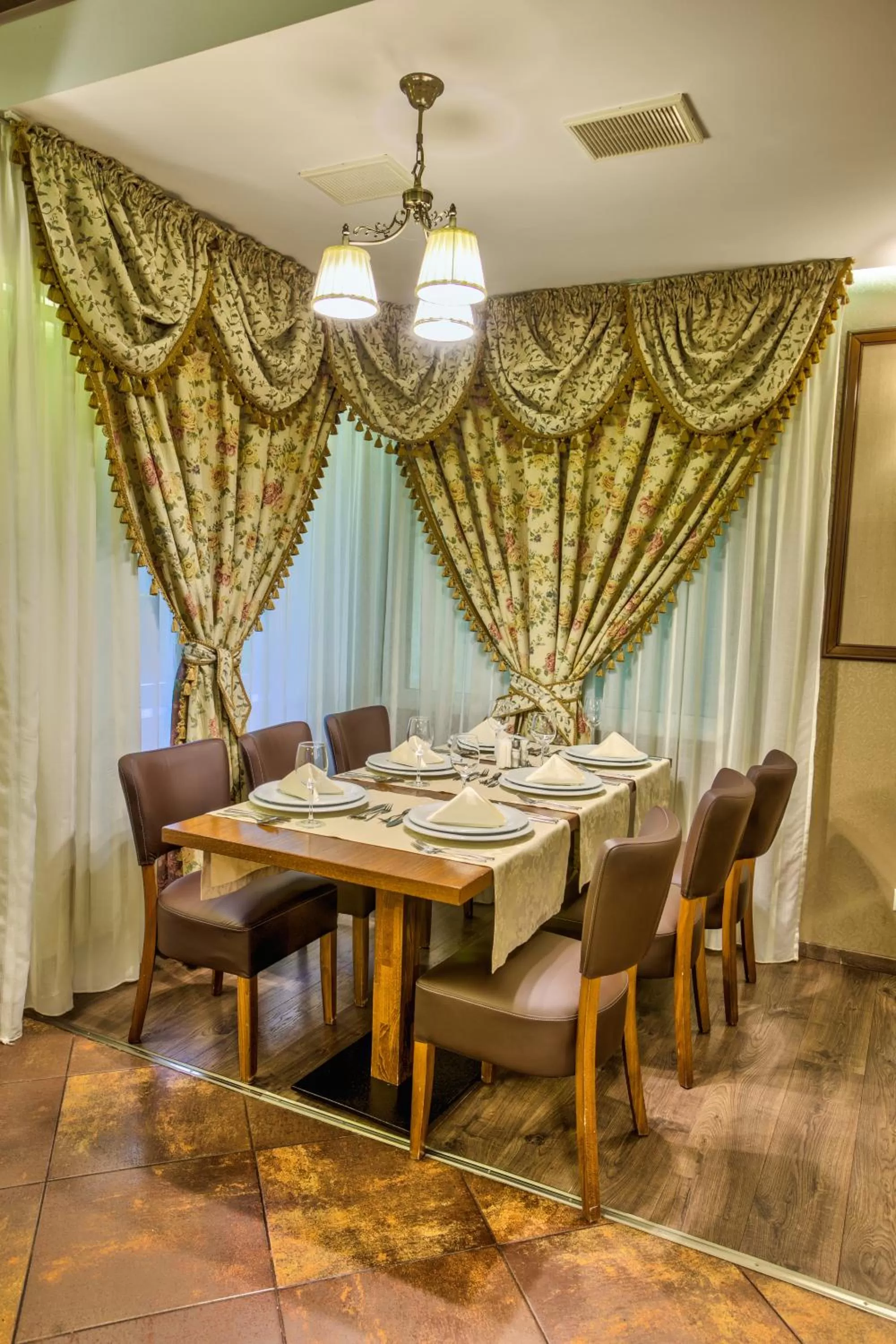 Restaurant/places to eat in Hotel Ambient