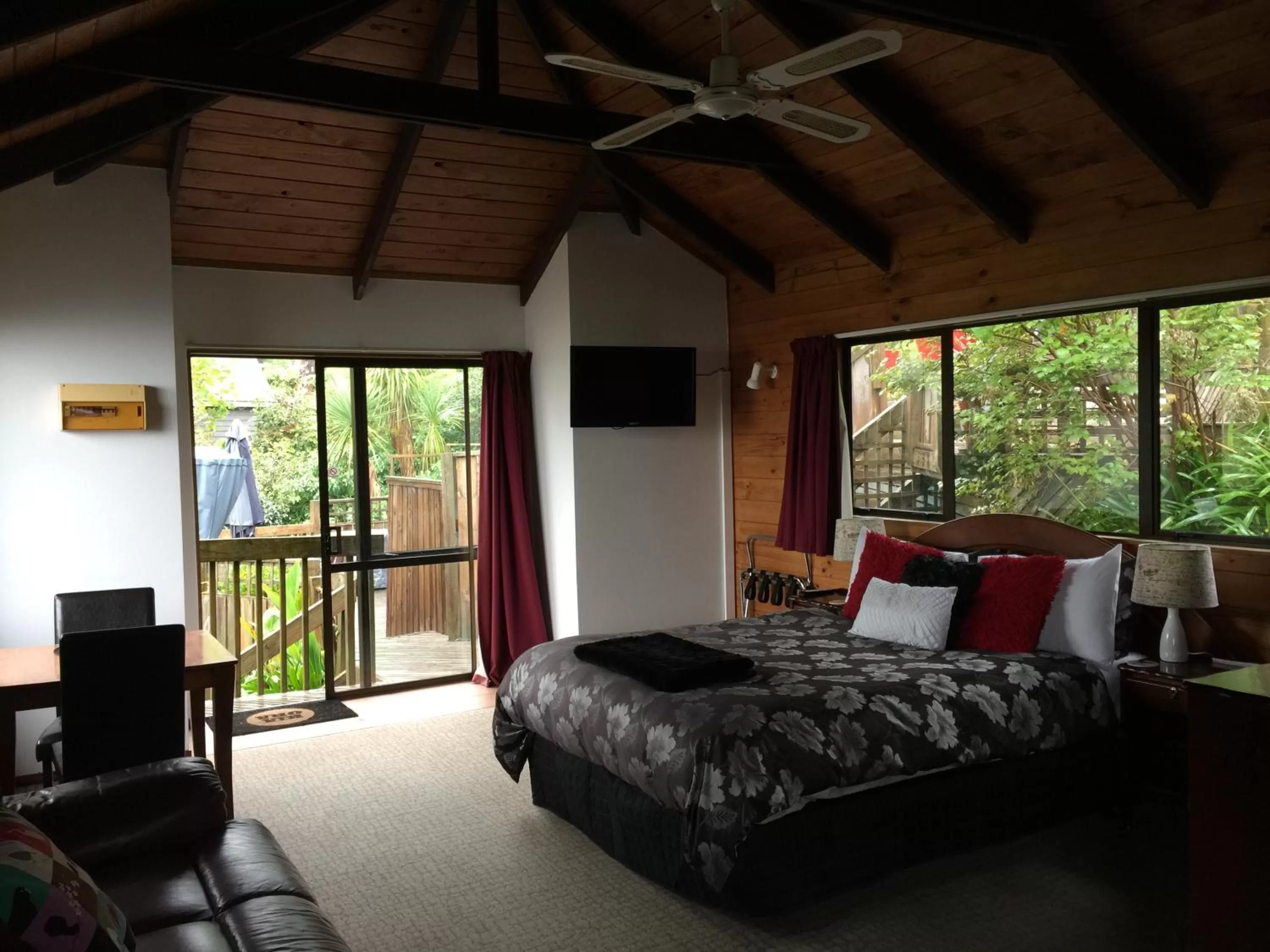 Photo of the whole room, Bed in Grafton Cottage & Chalets