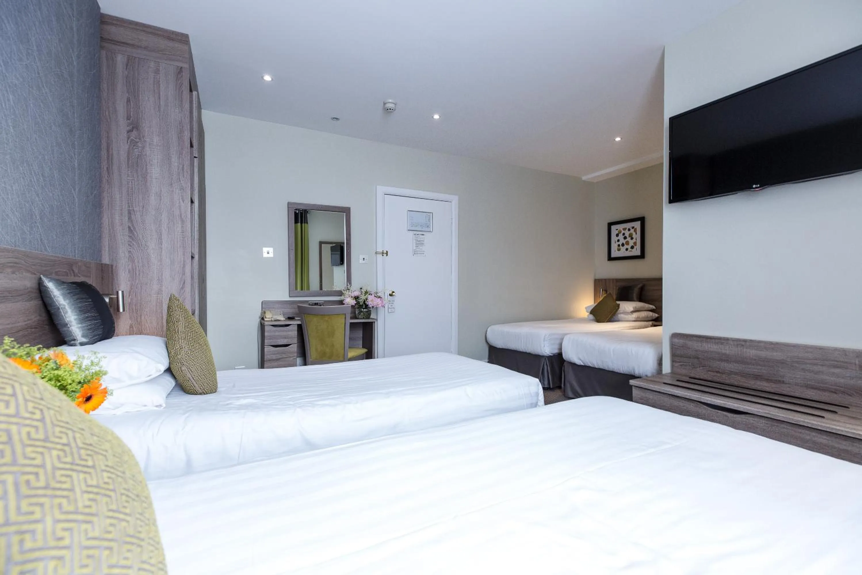 Bedroom, Bed in Phoenix Hotel