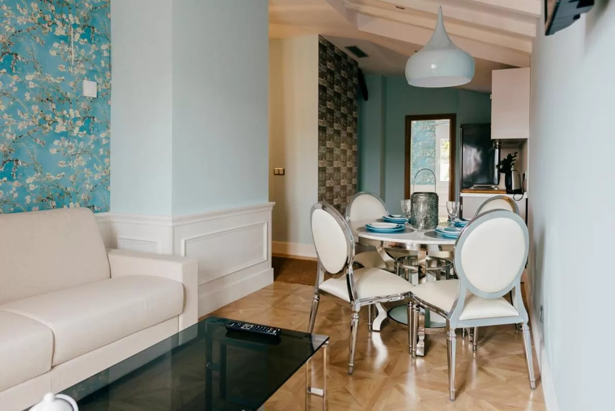 TV and multimedia, Dining Area in Hotel Royal Suite Santander