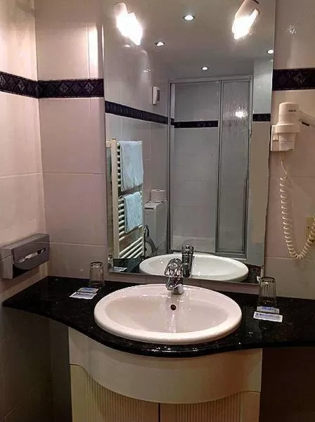 Bathroom in City Hotel by celina