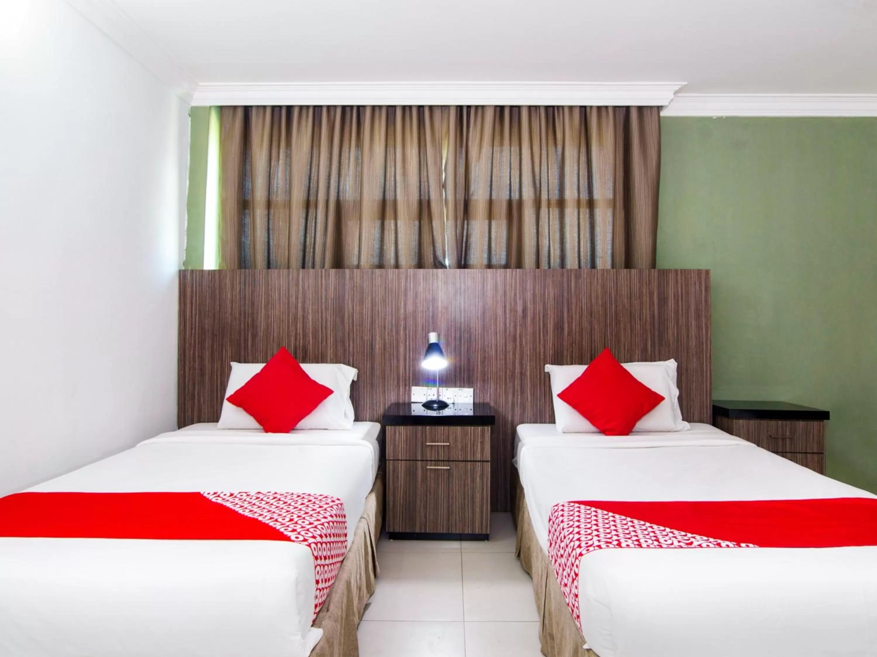 Bedroom, Bed in Crystal City Hotel