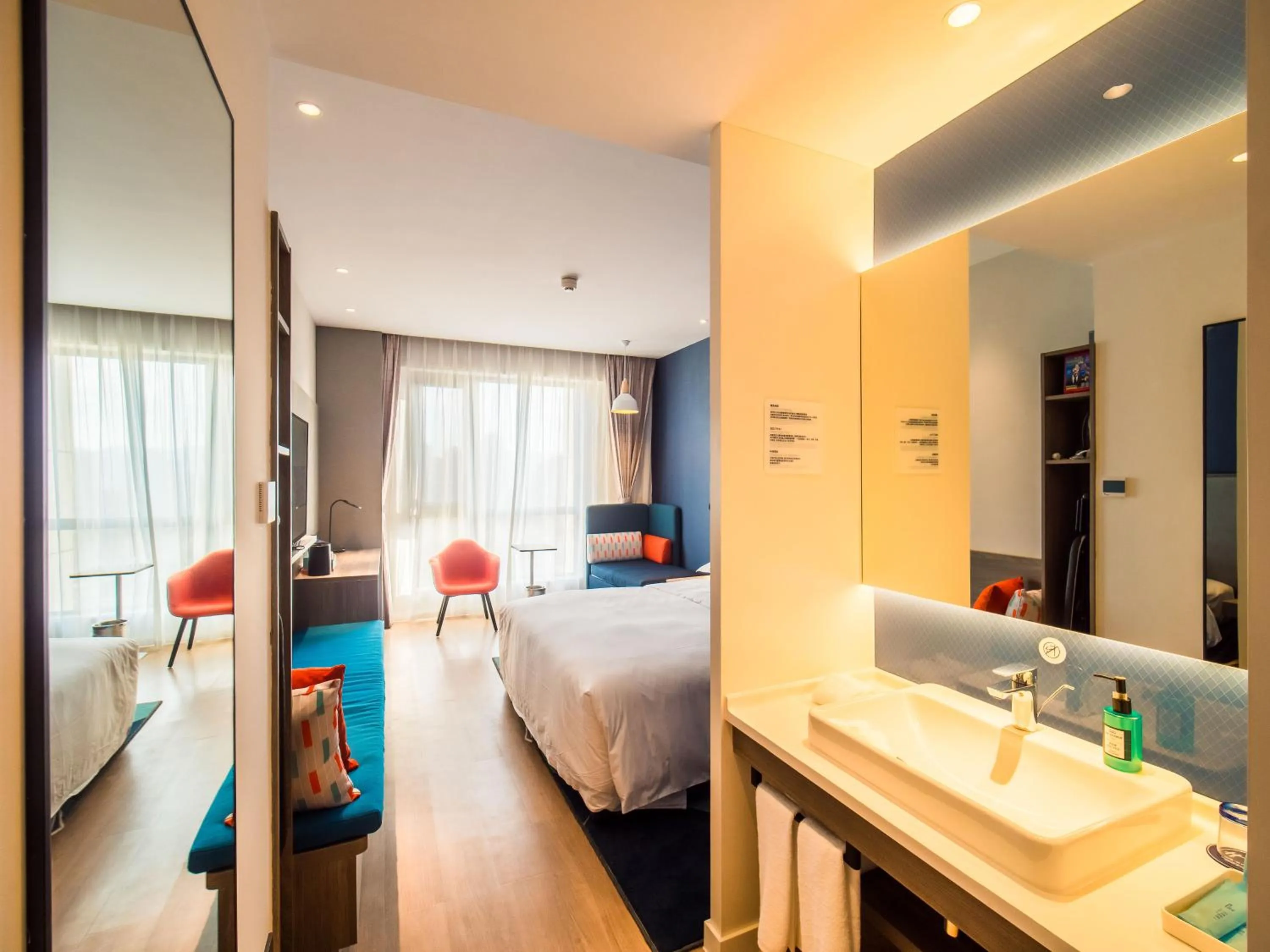 Photo of the whole room, Bed in Holiday Inn Express Kunming West by IHG