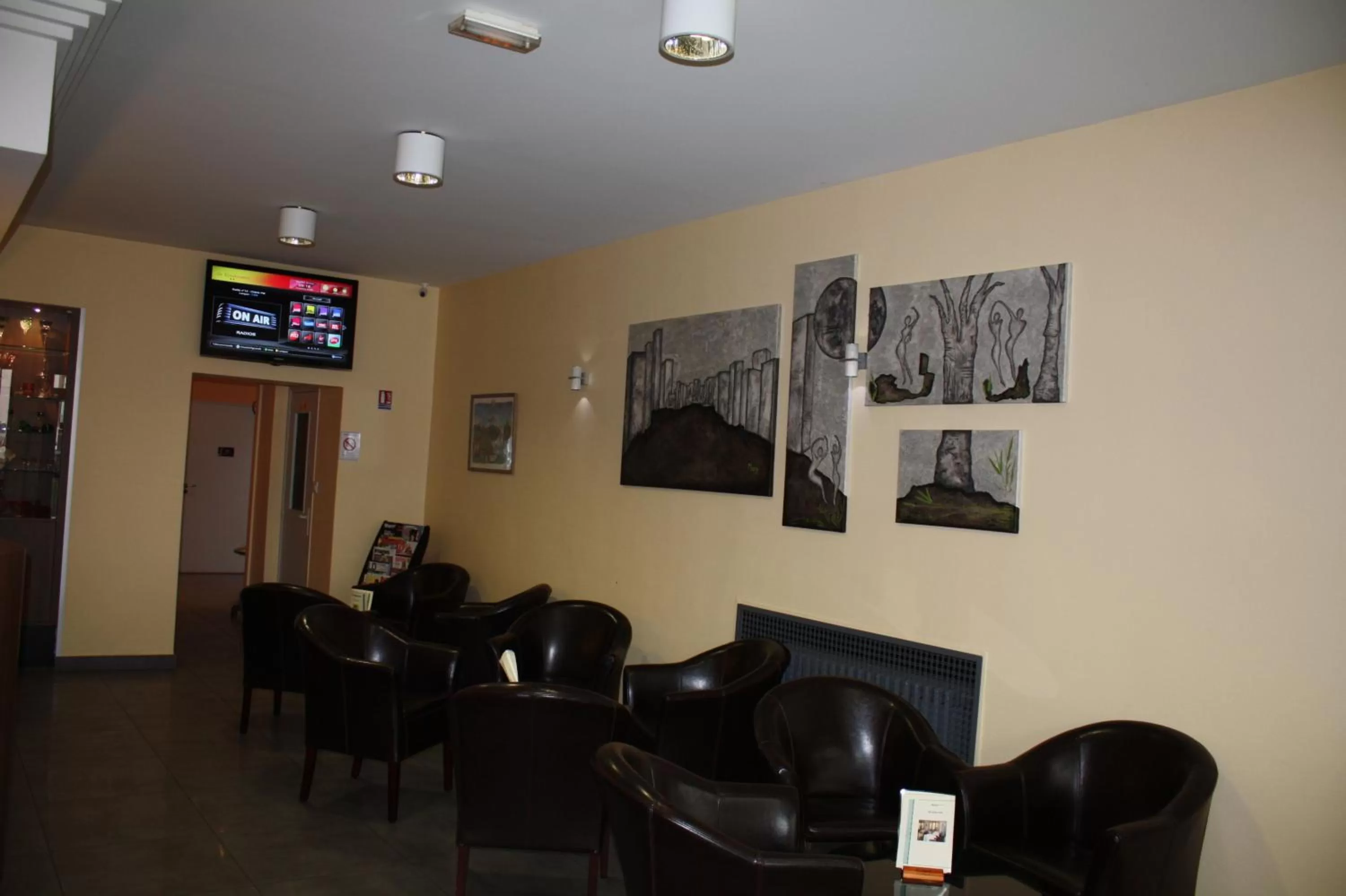 Lounge or bar in Logis Hôtel- Restaurant La Renaissance