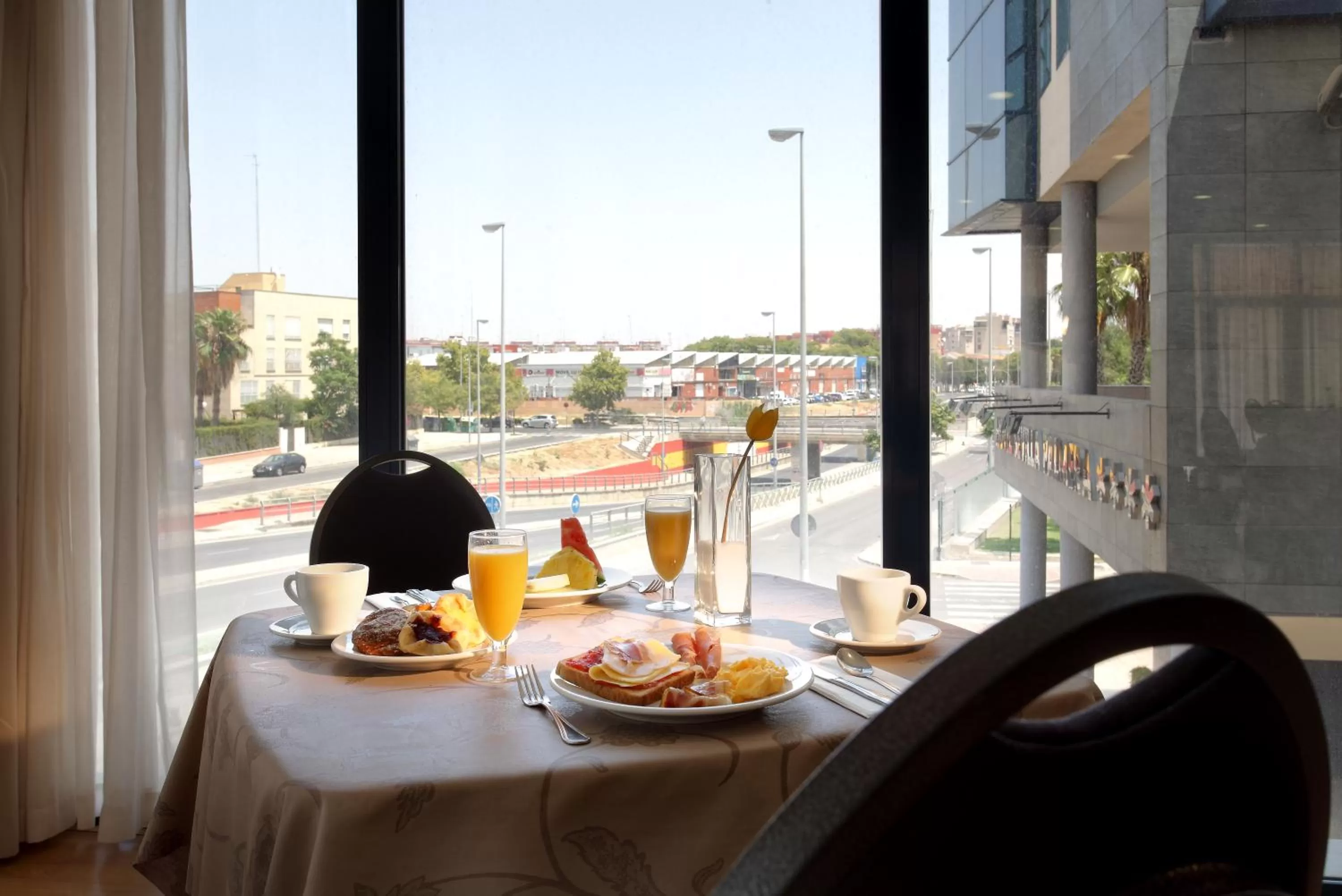 Restaurant/places to eat in Exe Sevilla Palmera