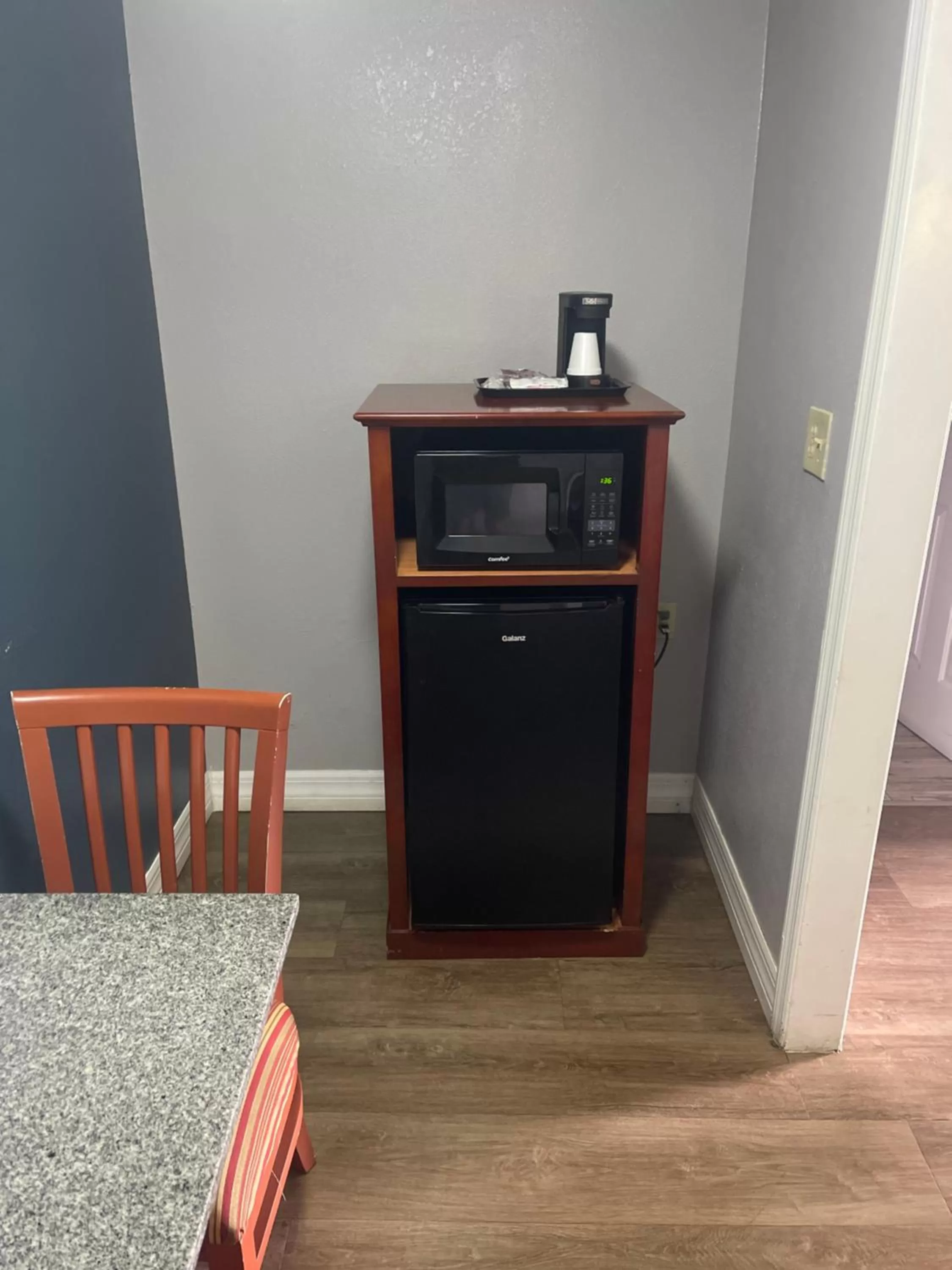 Coffee/tea facilities in Days Inn by Wyndham Orange City/Deland