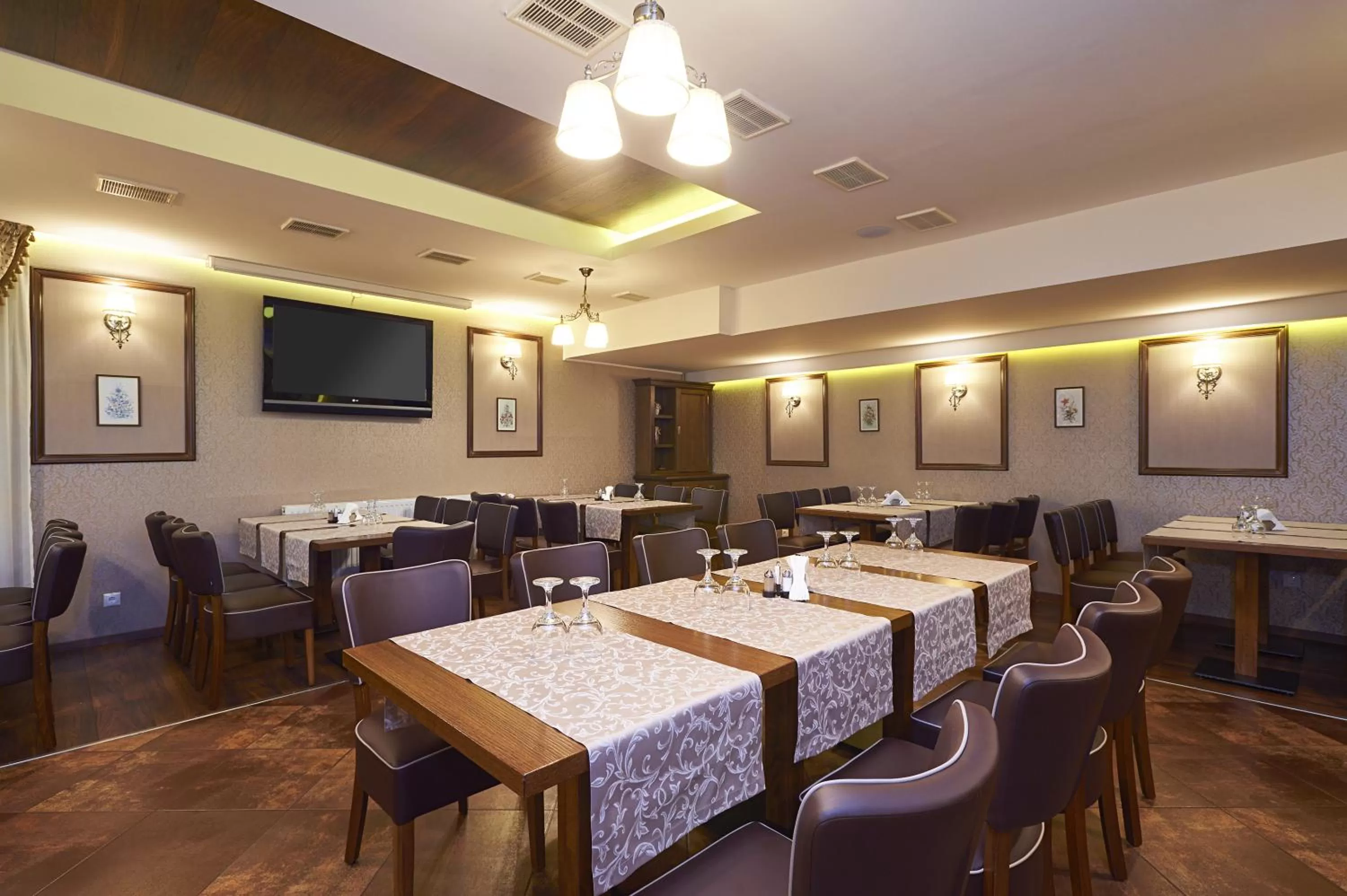 Restaurant/places to eat in Hotel Ambient