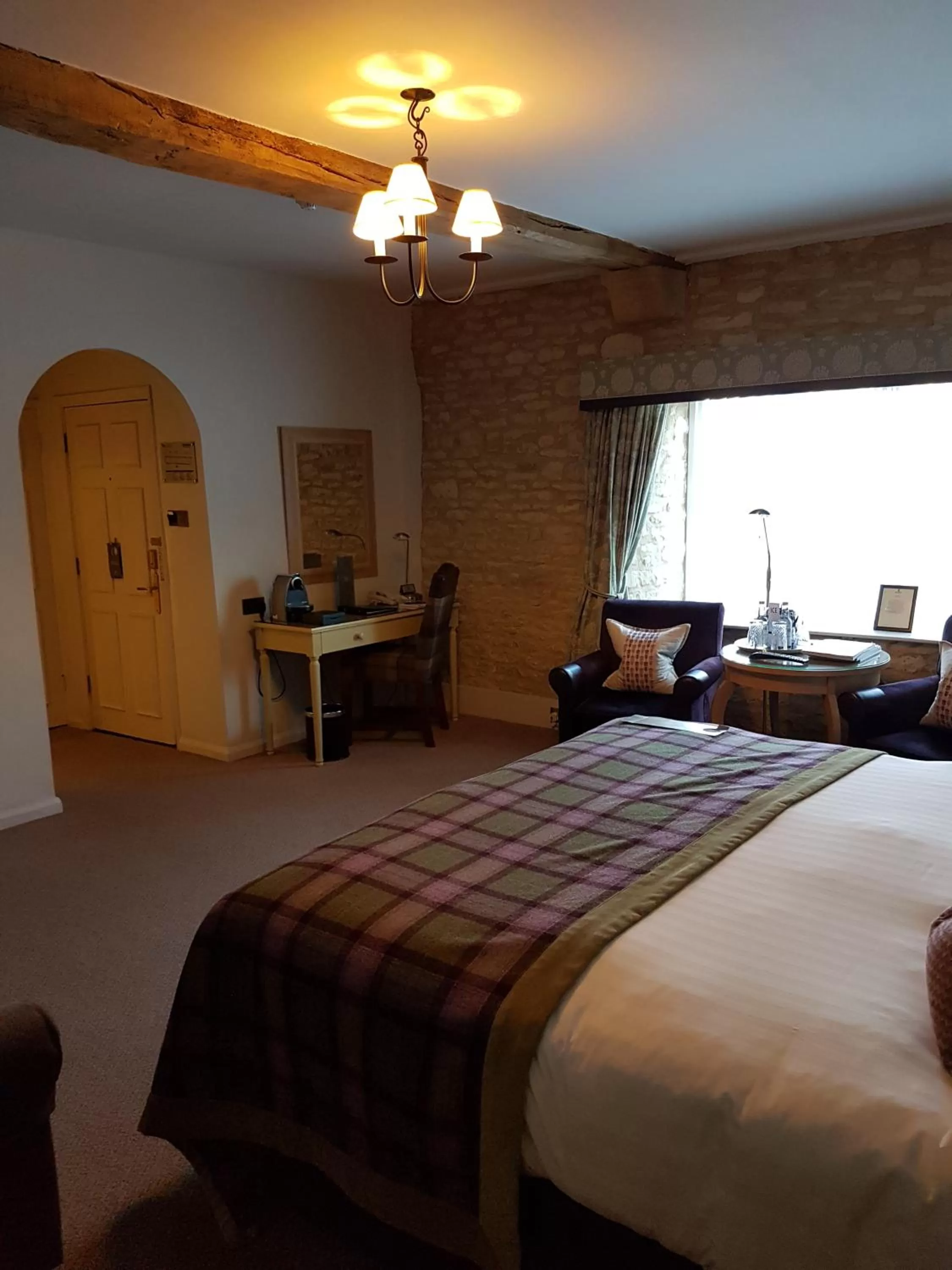 Bedroom, Bed in Macdonald Bear Hotel