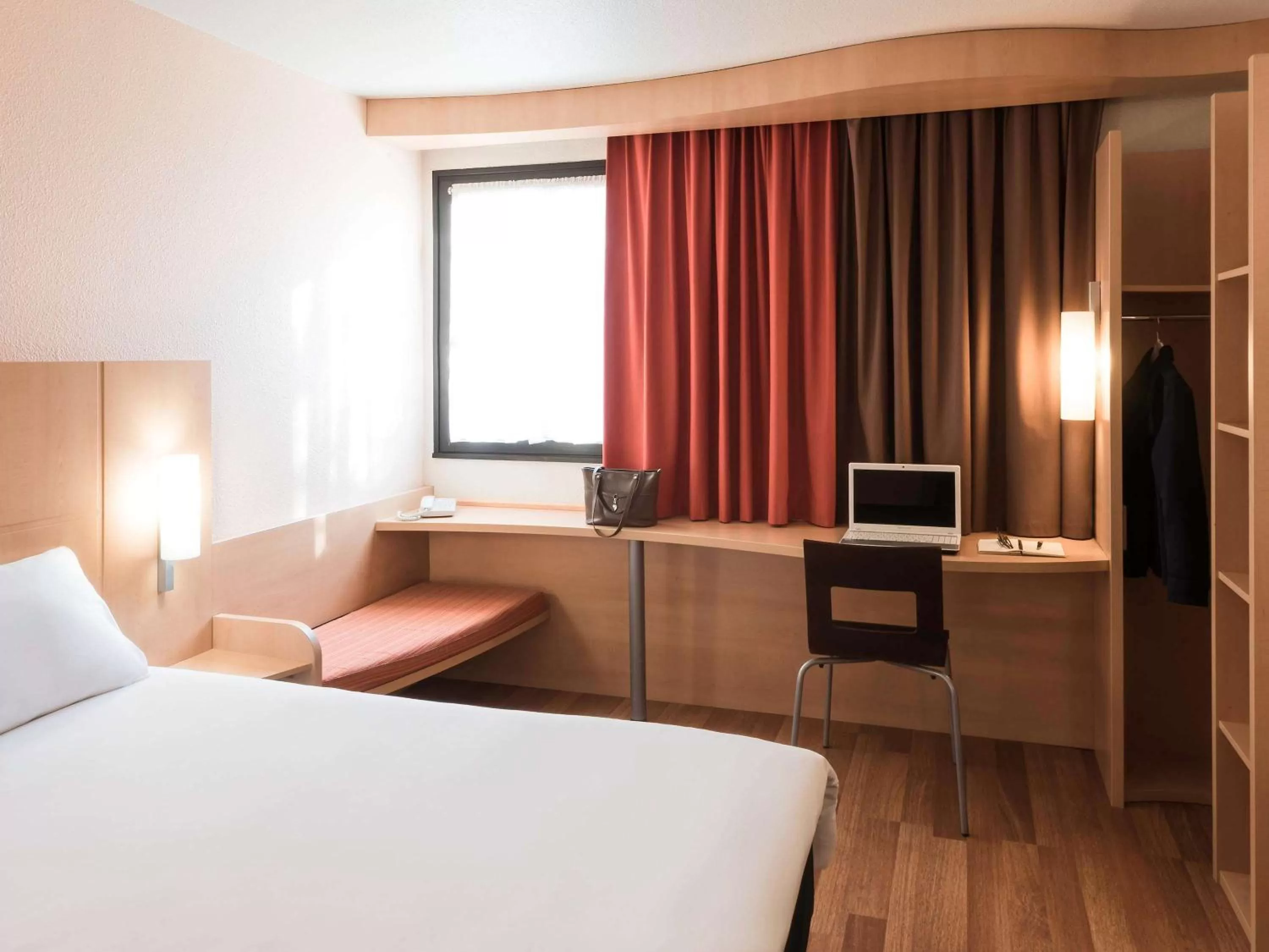 Photo of the whole room, Bed in ibis Angers Centre Chateau