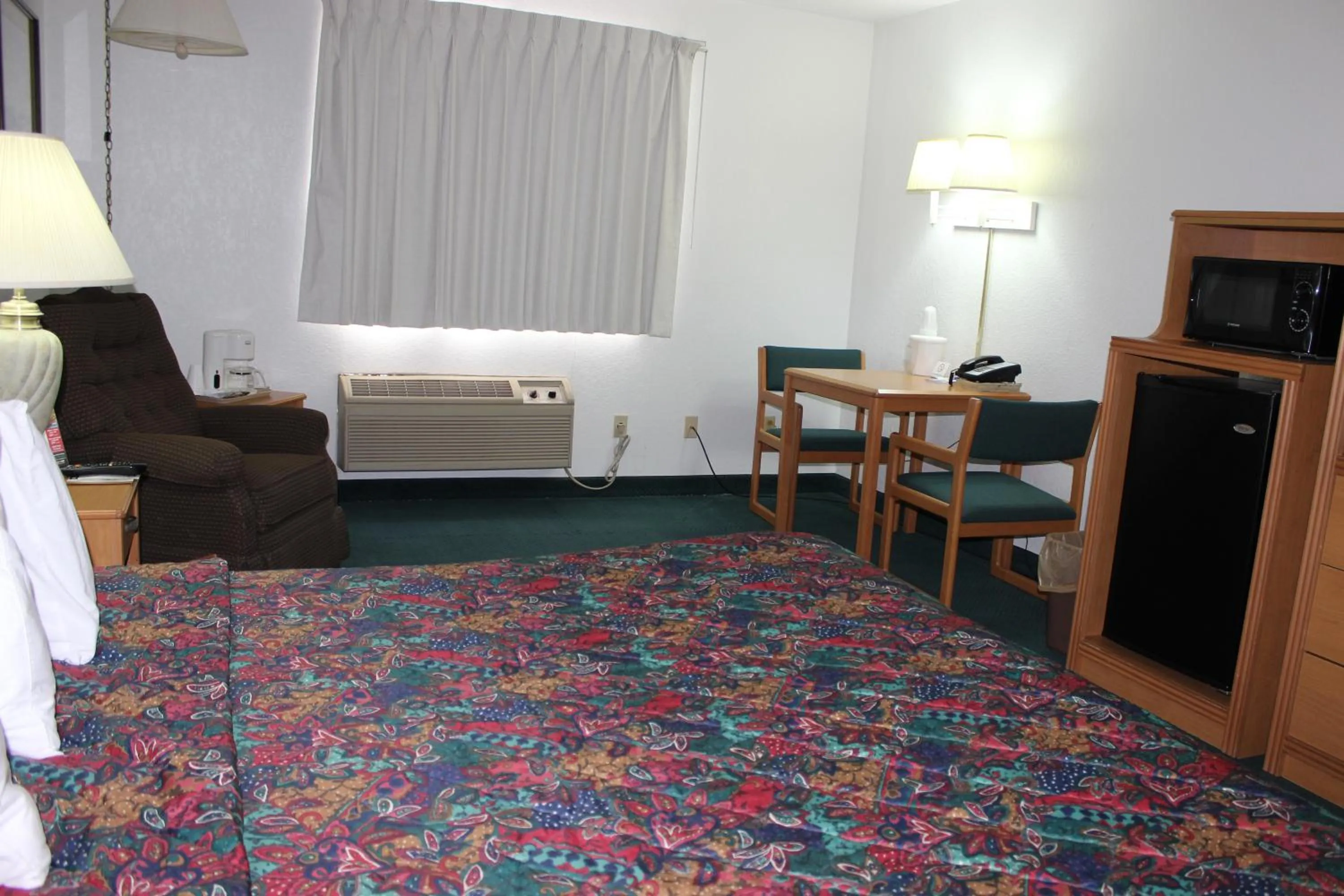 Bed in Americas Best Value Inn Grand Forks