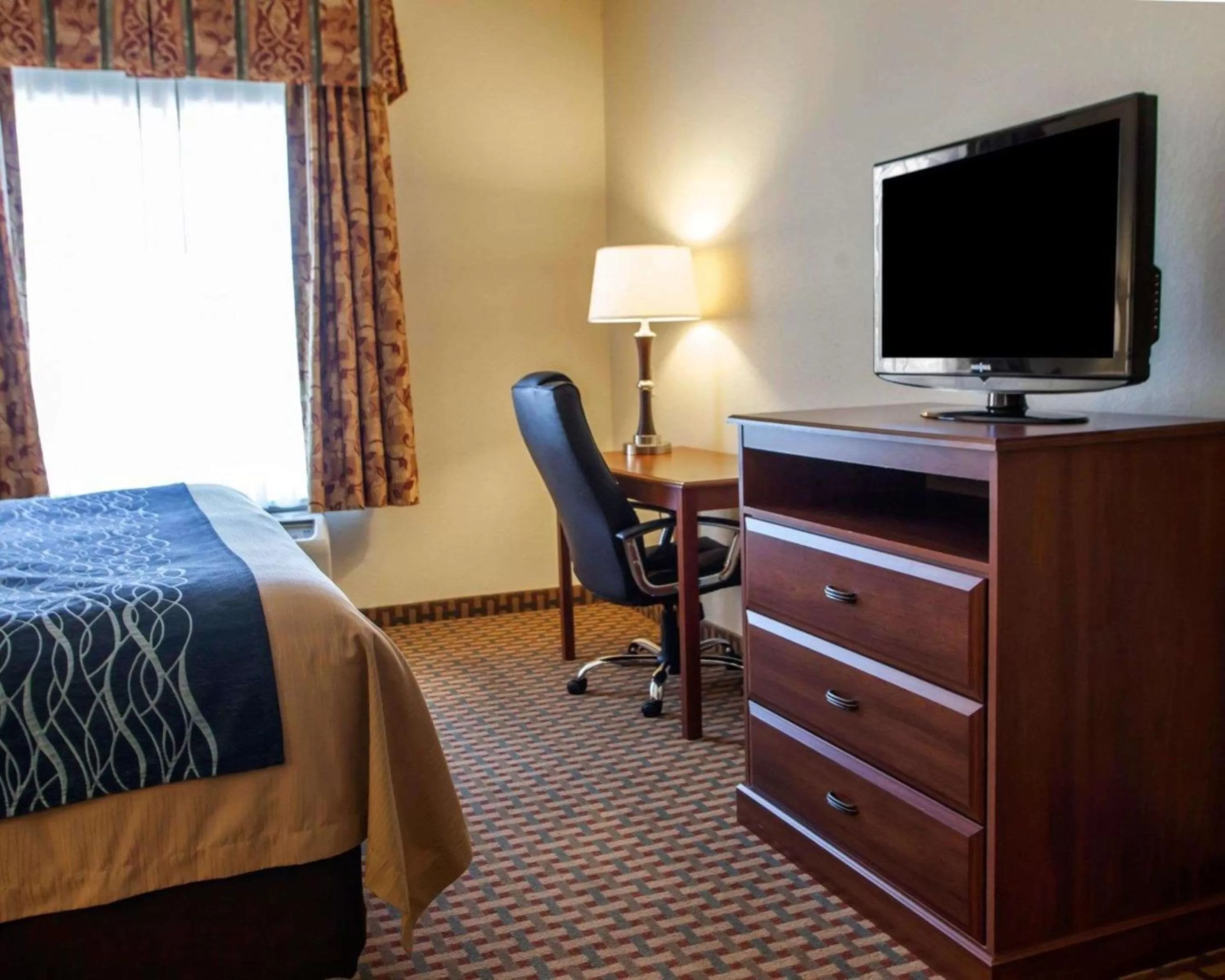 Photo of the whole room, Bed in Comfort Inn & Suites Harrisonville