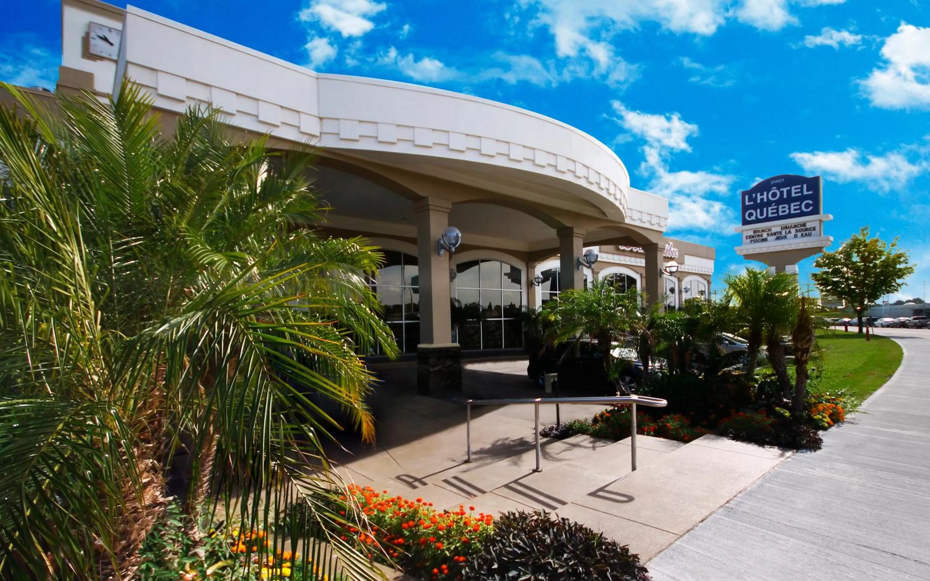 Facade/entrance in L'Hôtel Québec par JARO