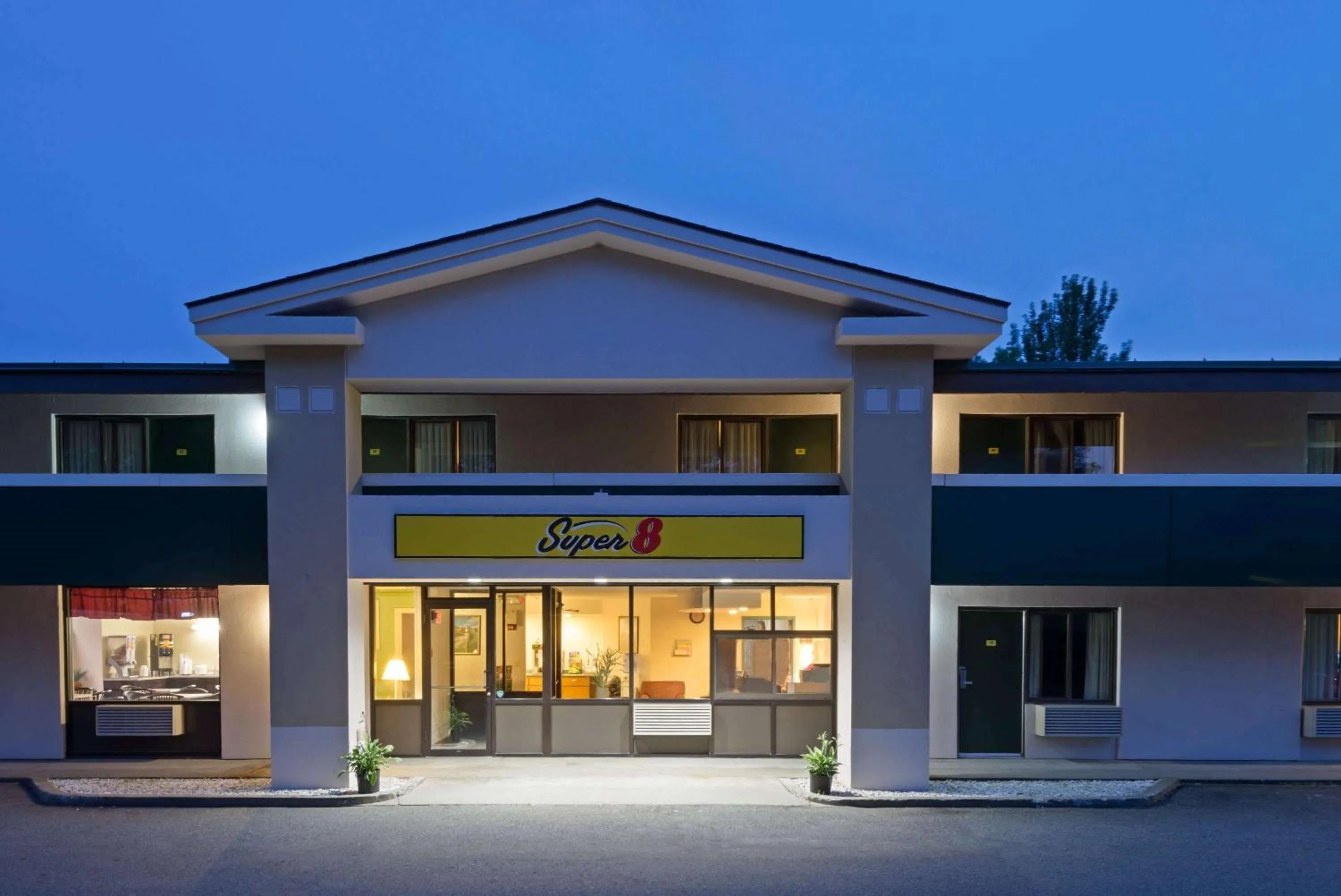 Property building in Super 8 by Wyndham White River Junction