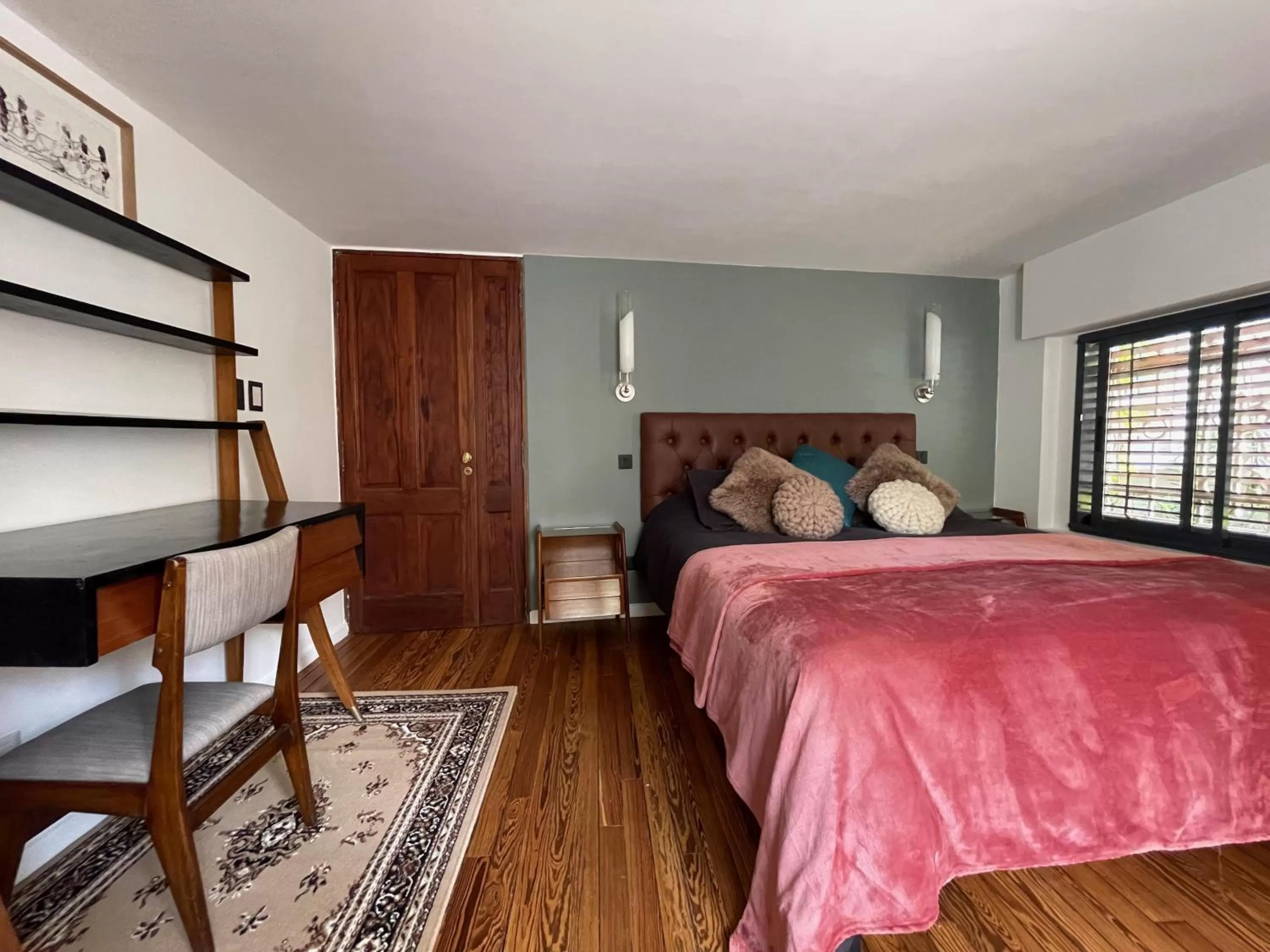 Seating area, Bed in Le Petit Palais