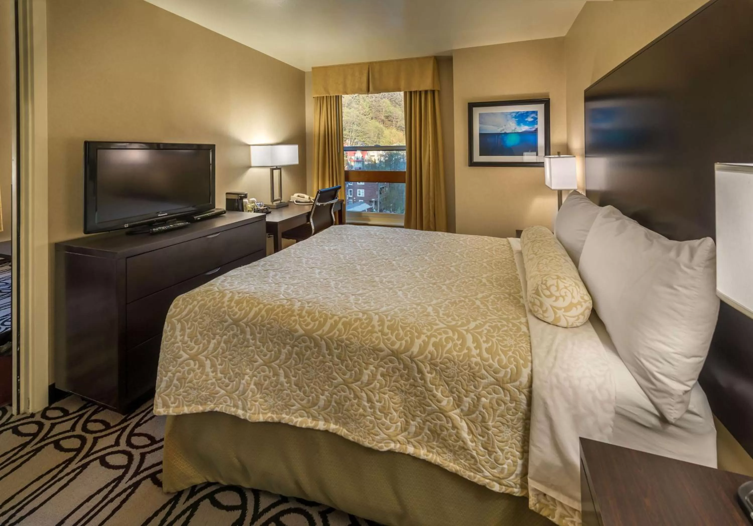 Photo of the whole room, Bed in Baranof Downtown, BW Signature Collection