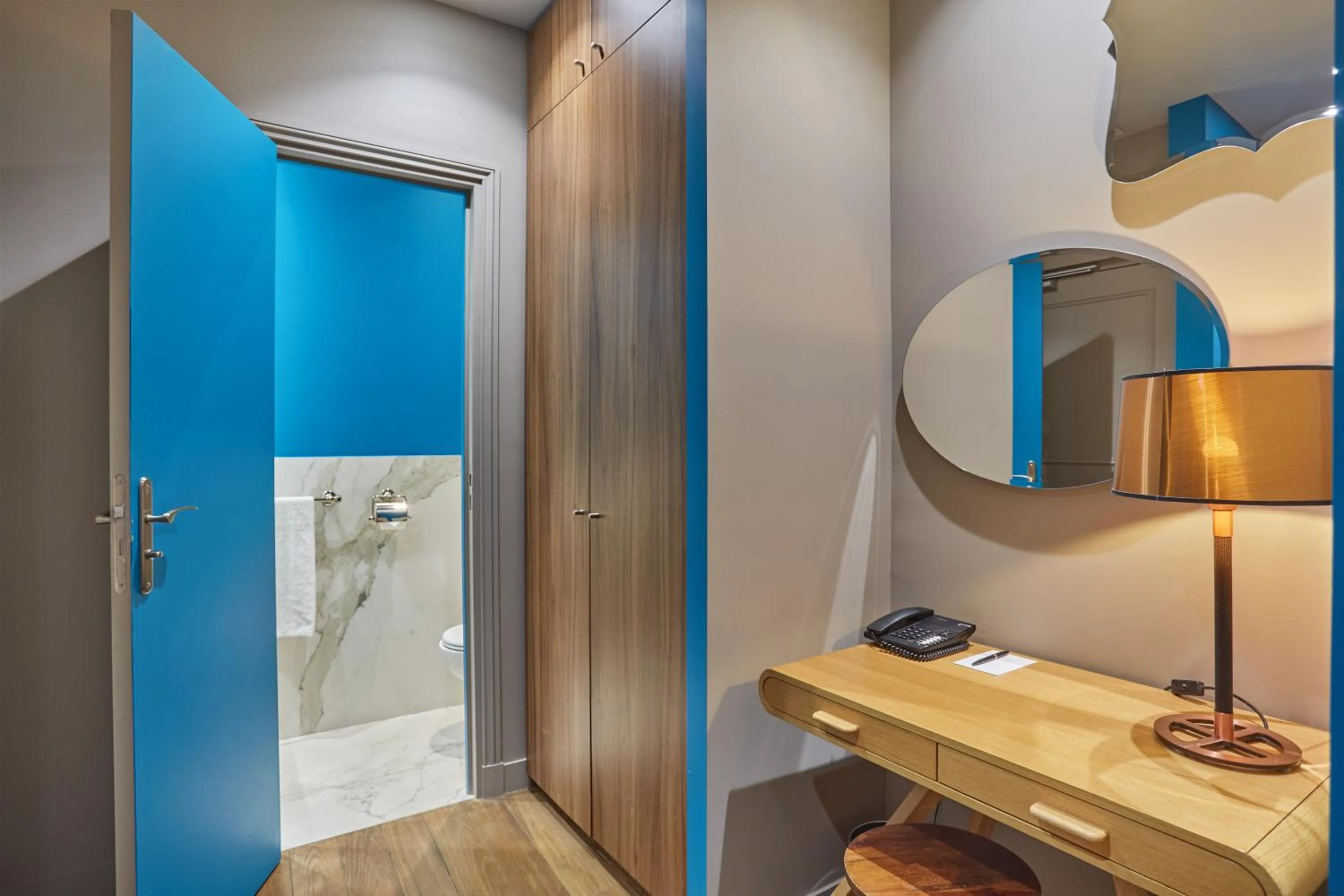 Toilet in Le Robinet d'Or Paris Canal Saint Martin