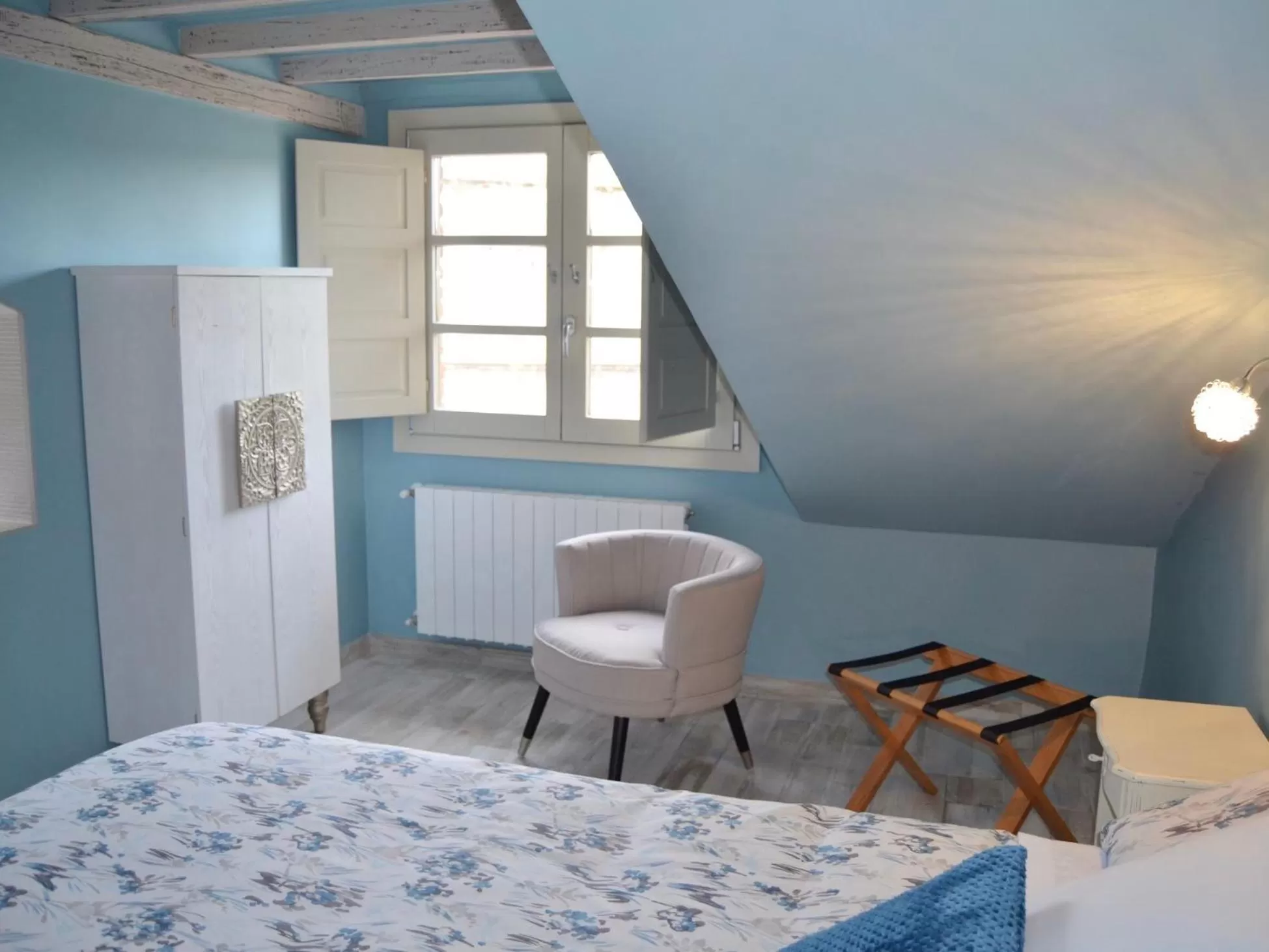 Seating area, Bed in Akla Suites con Jacuzzi Santillana