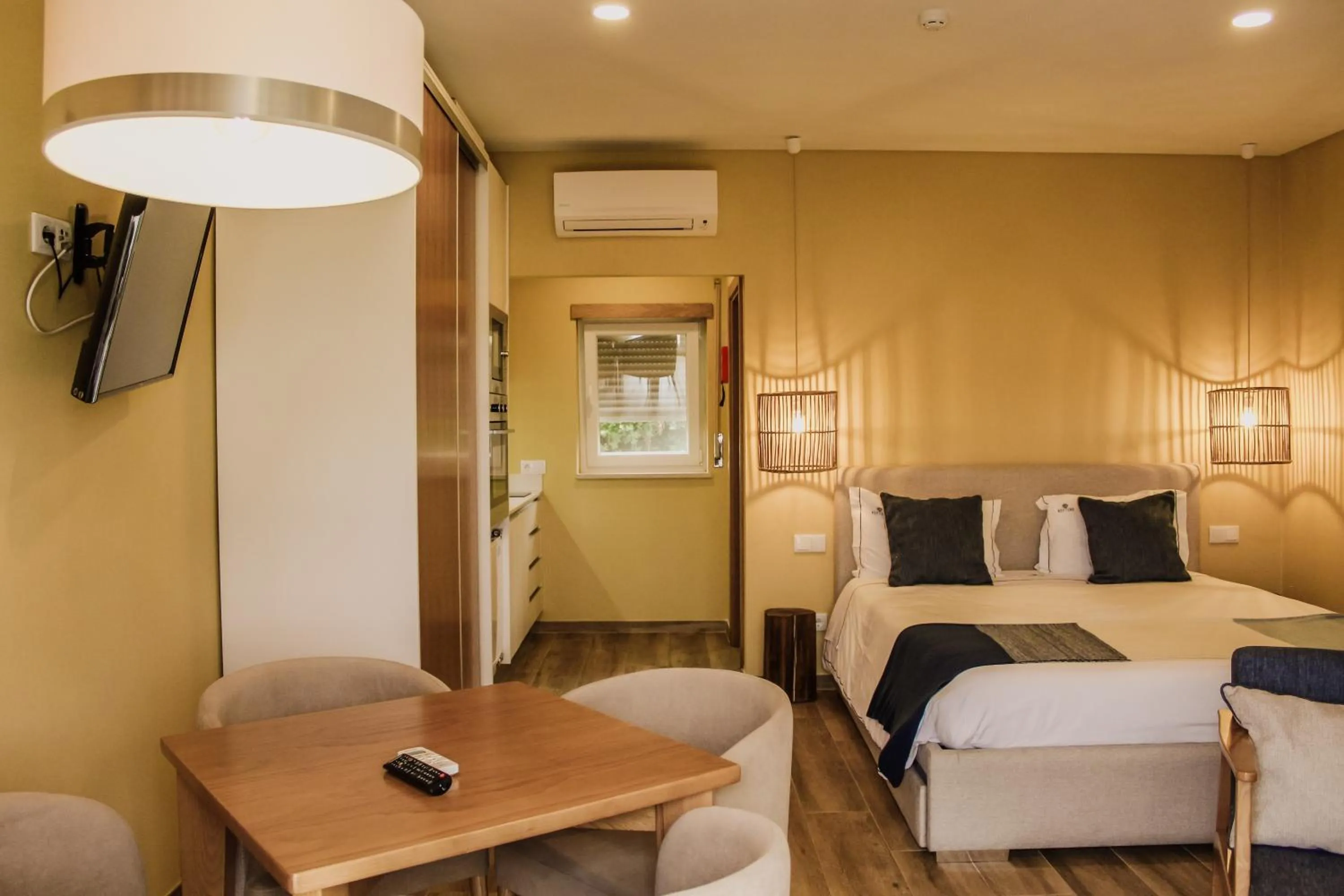 Kitchen or kitchenette, Bed in Hotel Neptuno