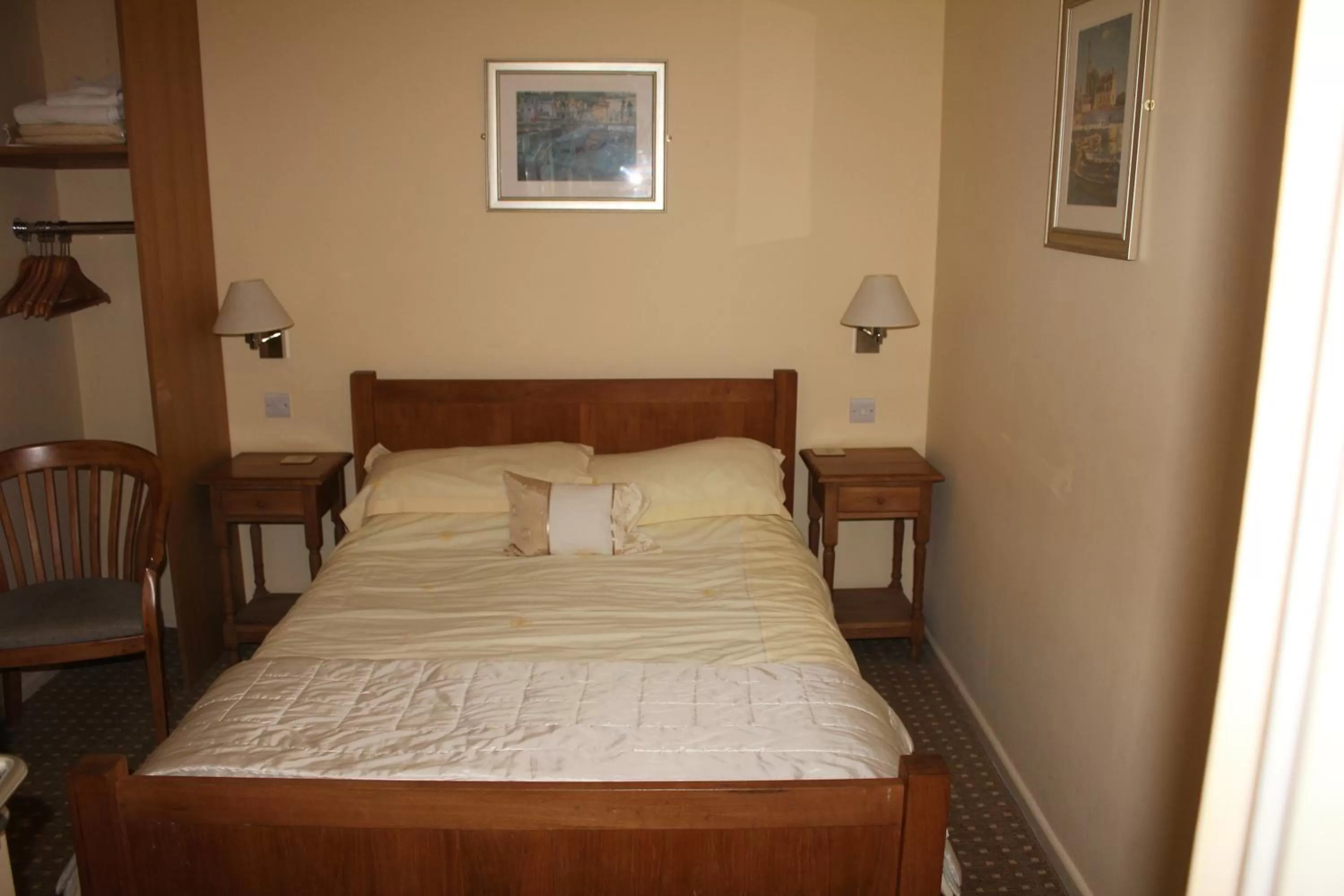 Bedroom, Bed in The Haymaker Inn