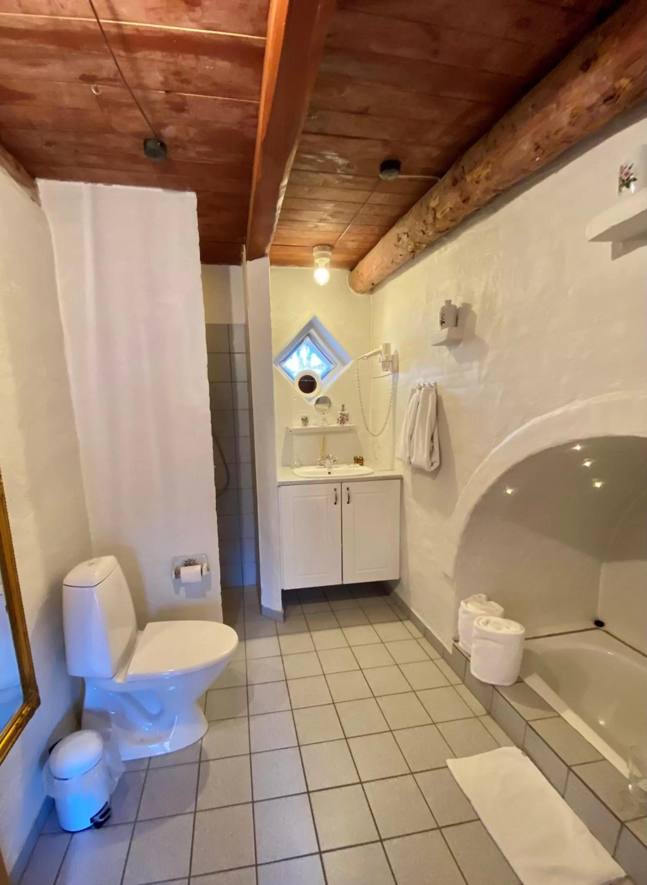 Bathroom in Svostrup Kro