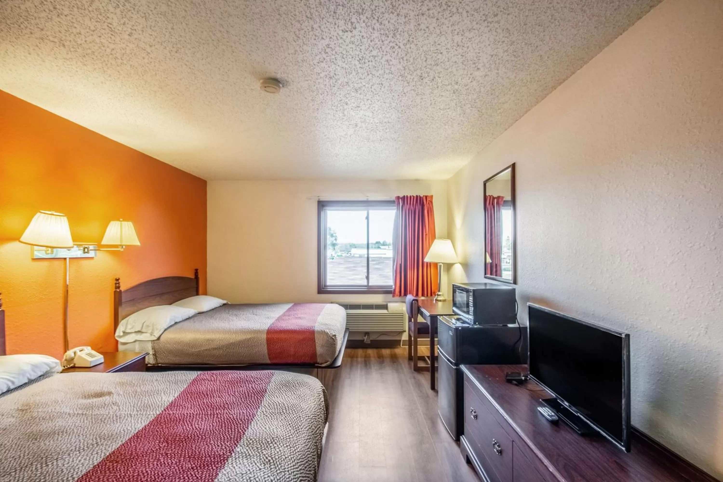 TV and multimedia, Bed in Motel 6-Saukville, WI