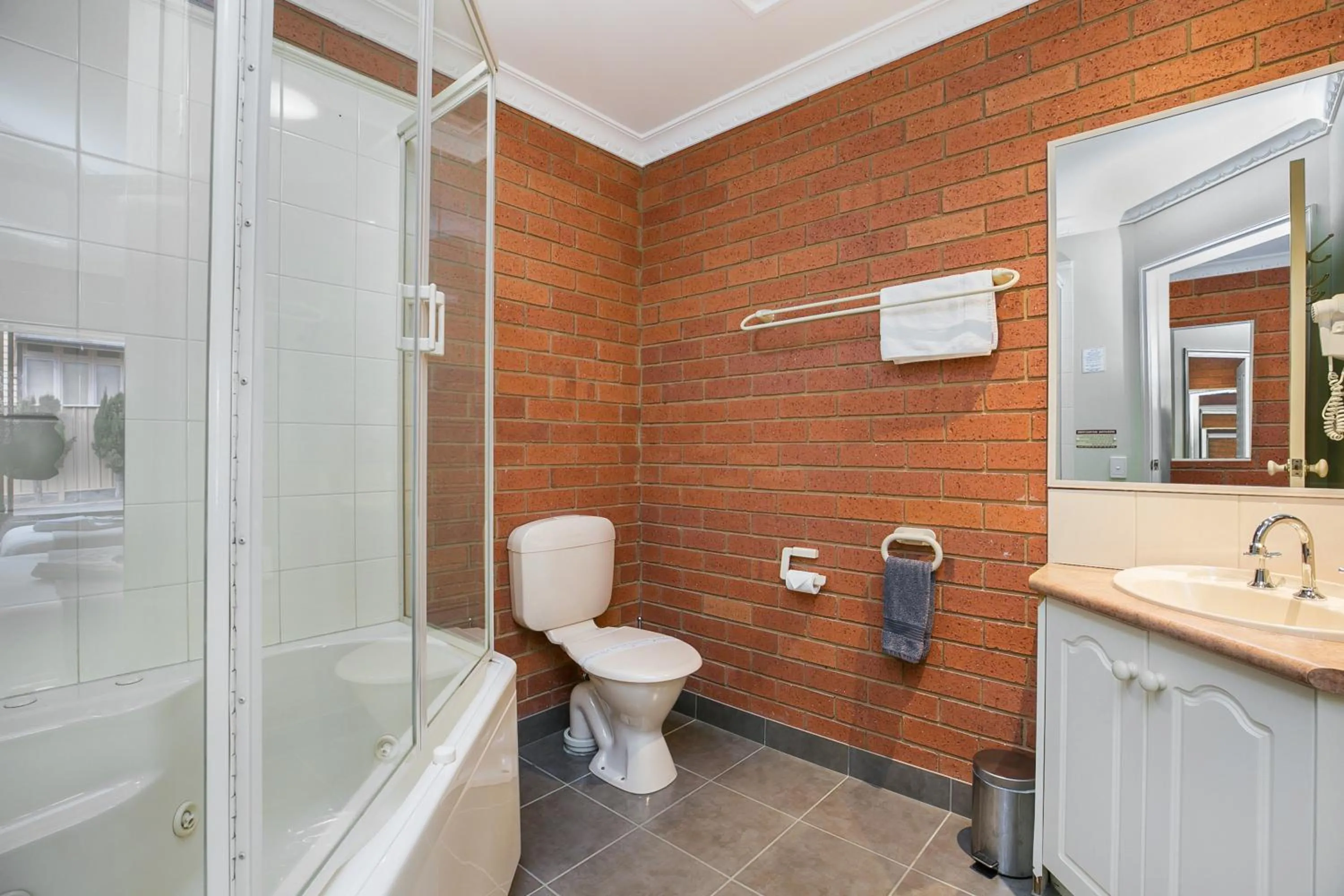 Shower in Bendigo Goldfields Motor Inn