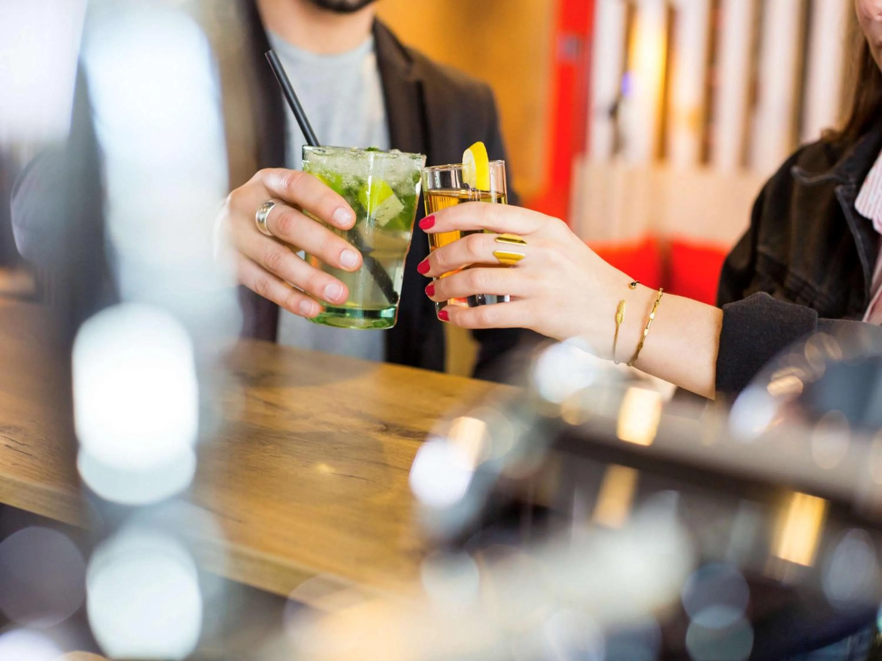 Lounge or bar in ibis Saint Quentin en Yvelines - Vélodrome