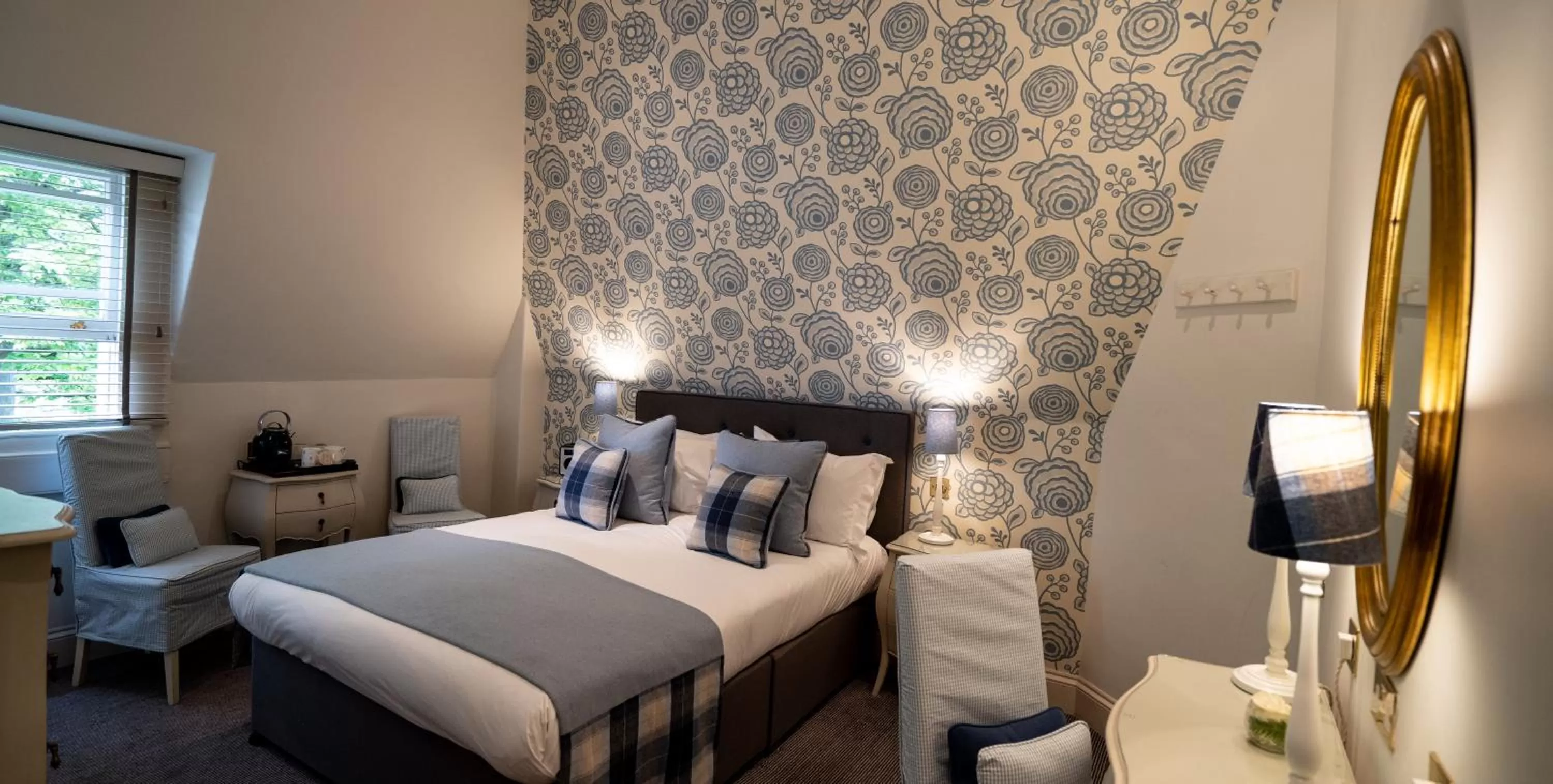 Bed in The Roseate Villa Bath