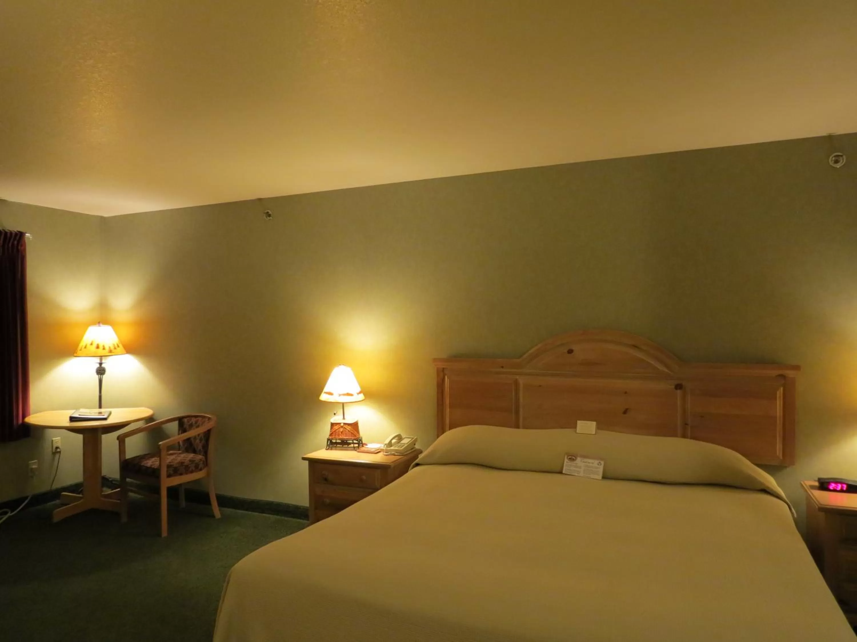 Bed in Crooked River Lodge