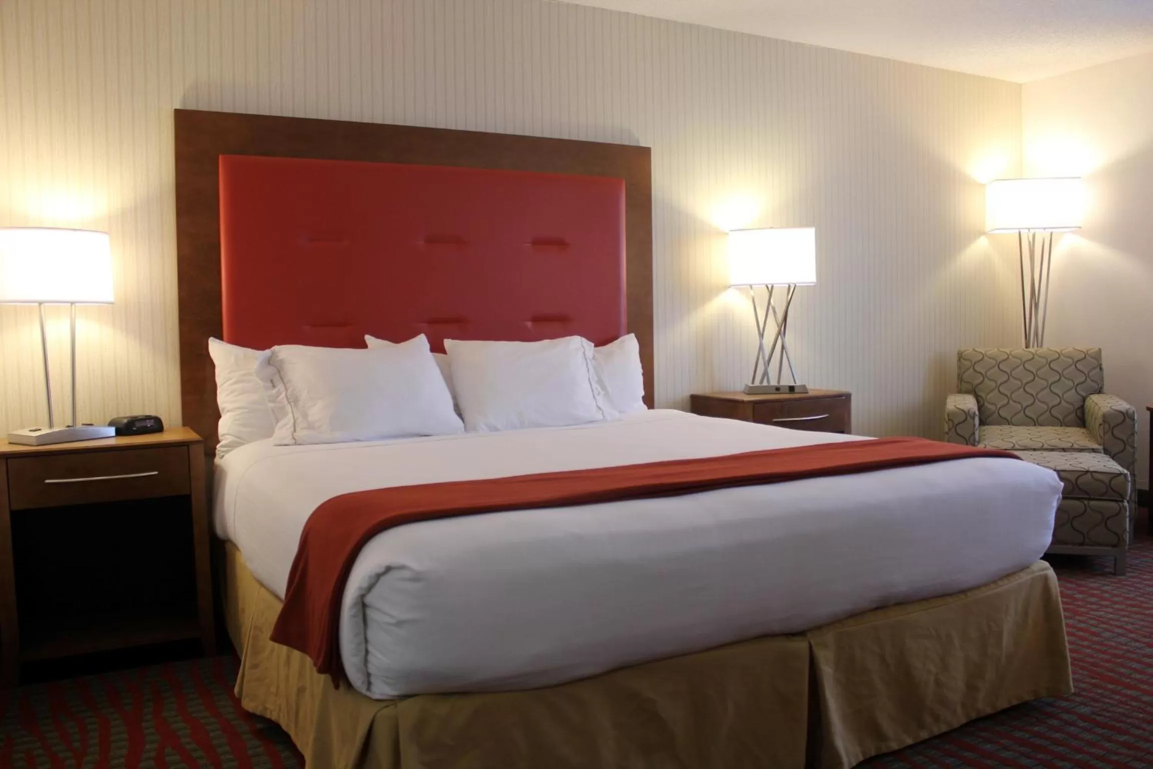 Bed in Holiday Inn Express Boston-Milford by IHG
