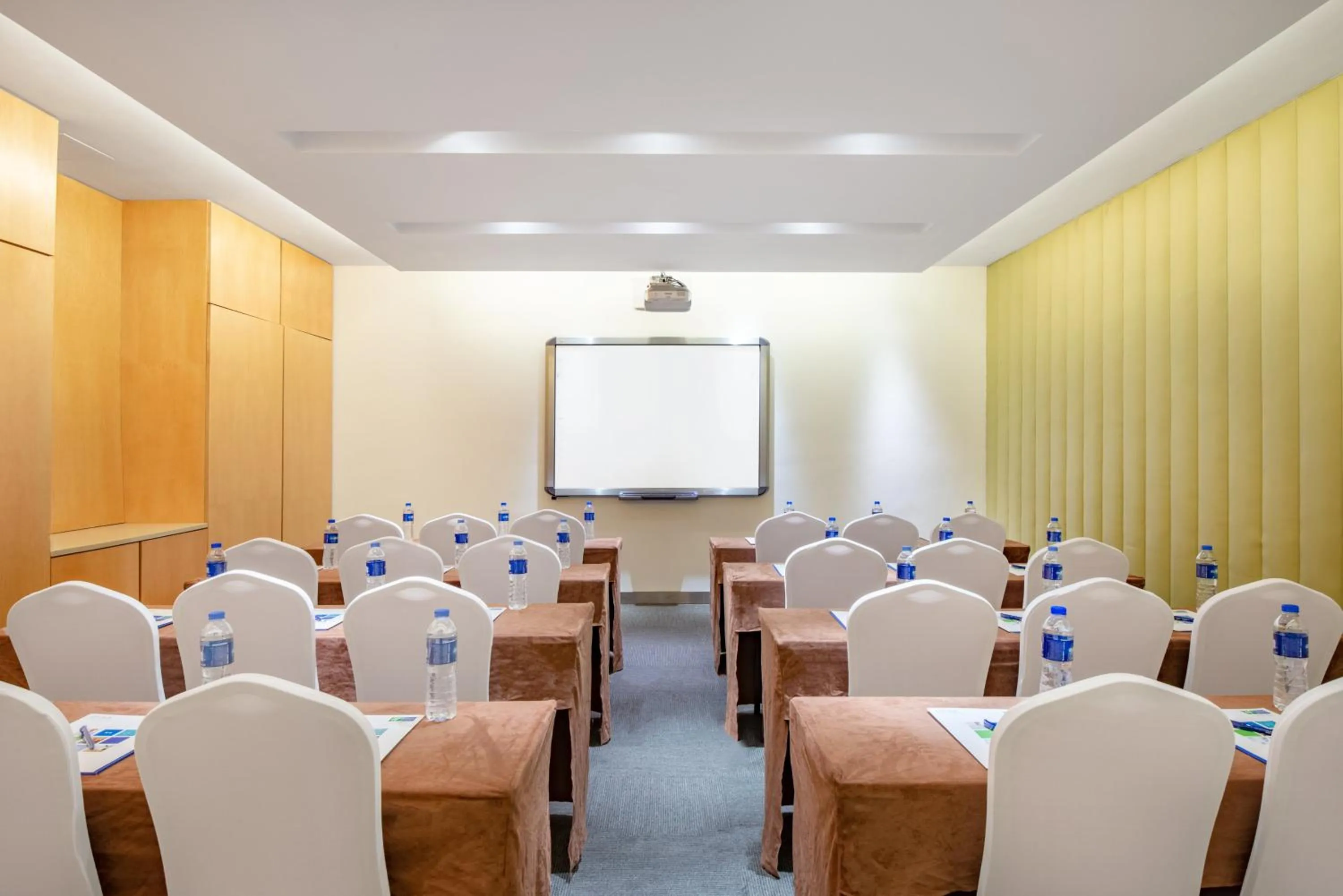 Meeting/conference room in Holiday Inn Express Changzhou Centre by IHG