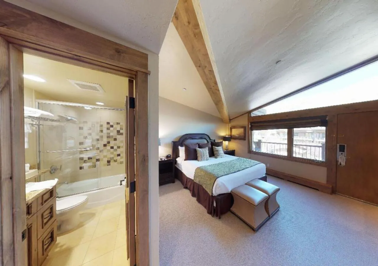 Photo of the whole room, Bed in Manor Vail Lodge