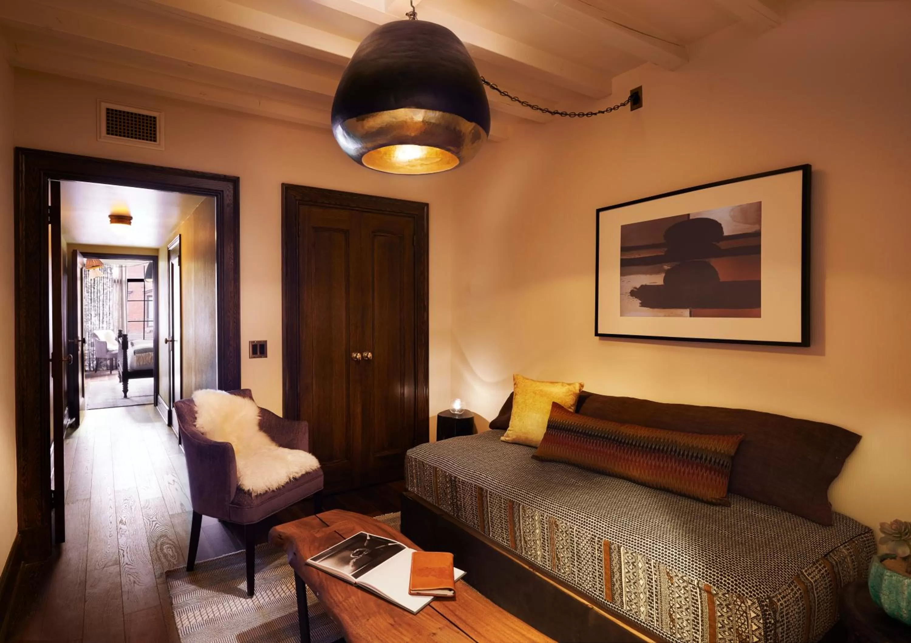 Living room, Bed in The Ludlow Hotel