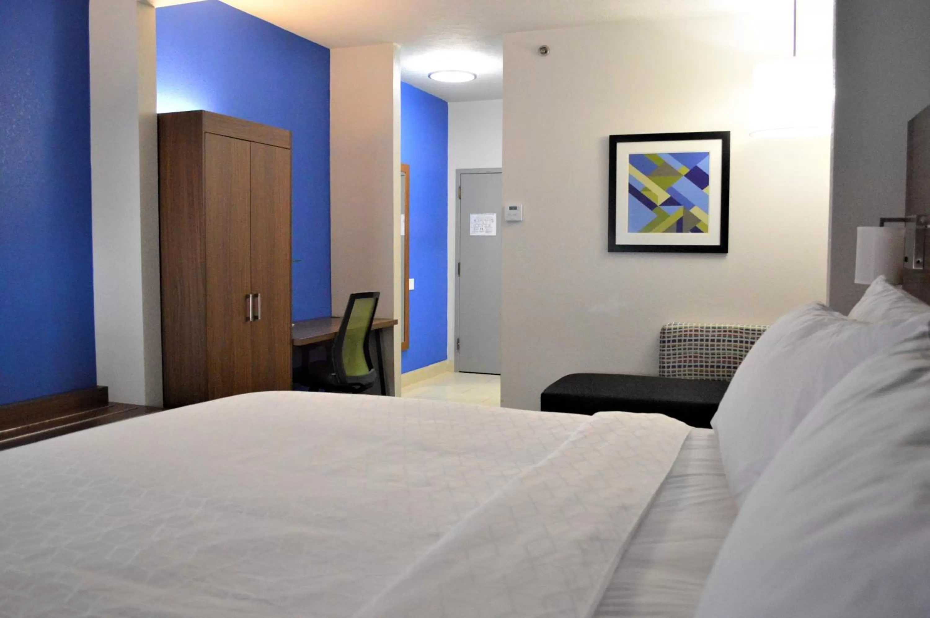 Photo of the whole room, Bed in Holiday Inn Express & Suites Batesville by IHG