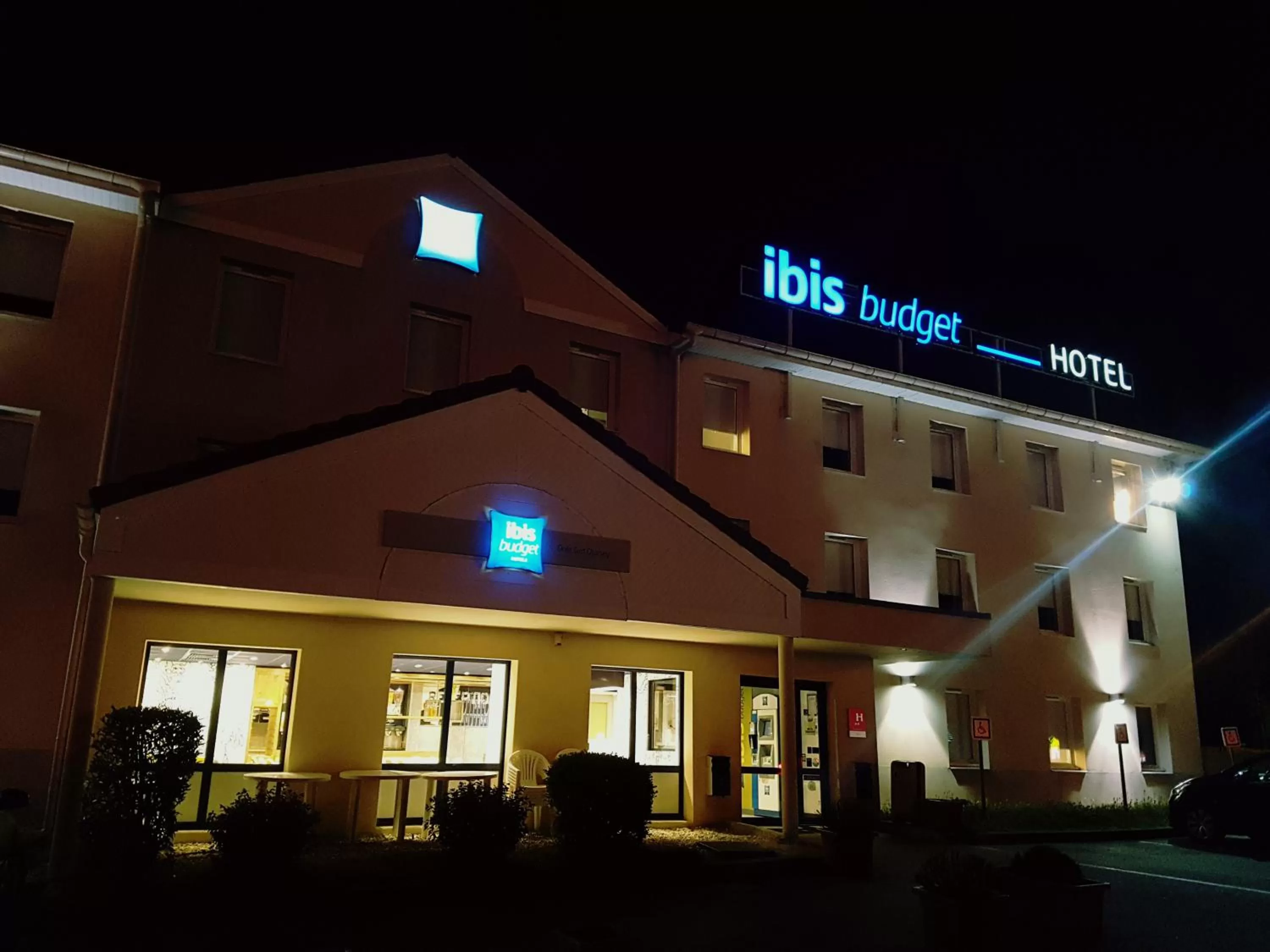 Facade/entrance in Ibis Budget Dole-Choisey