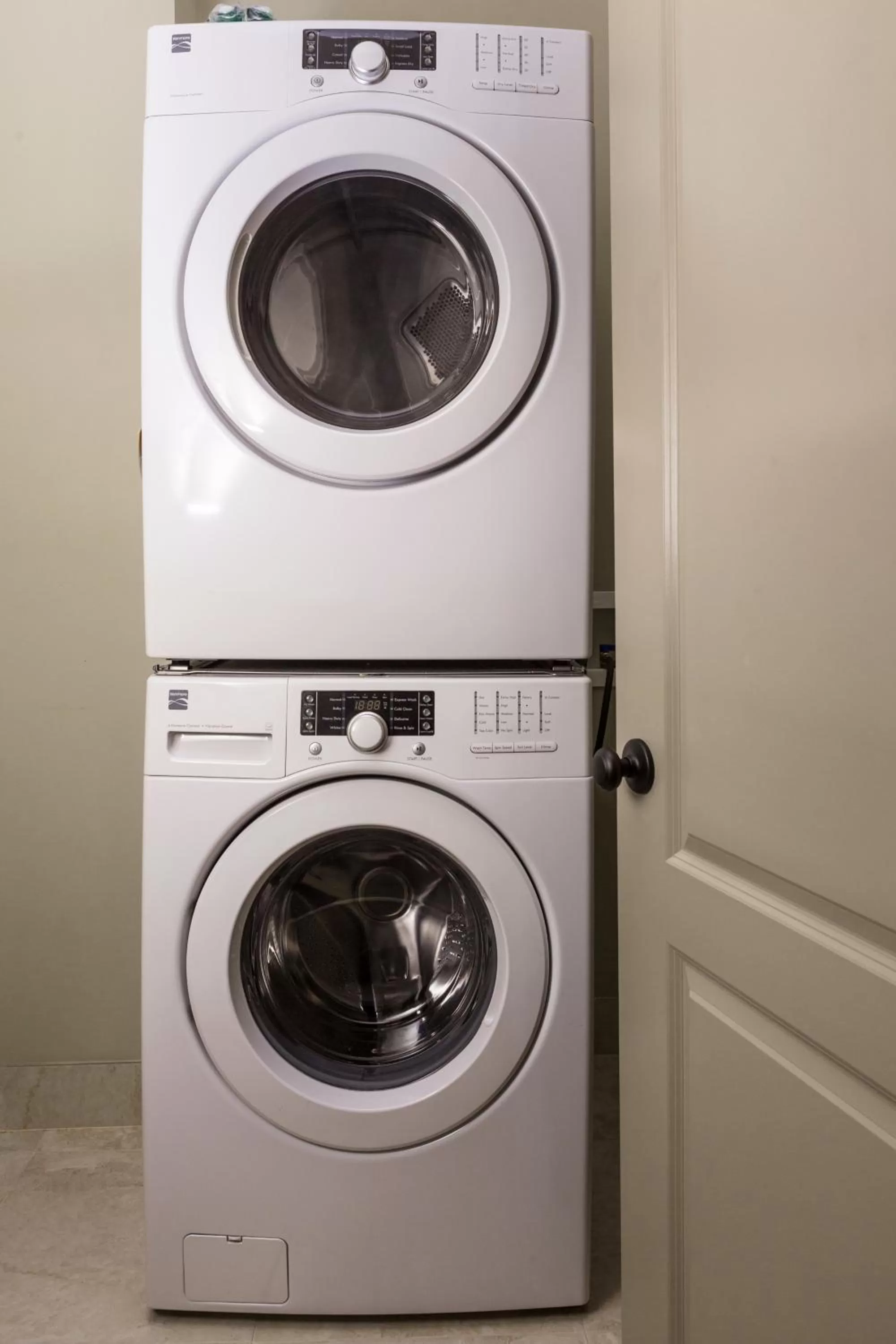 Living room, Bathroom in Sonder The Baronne