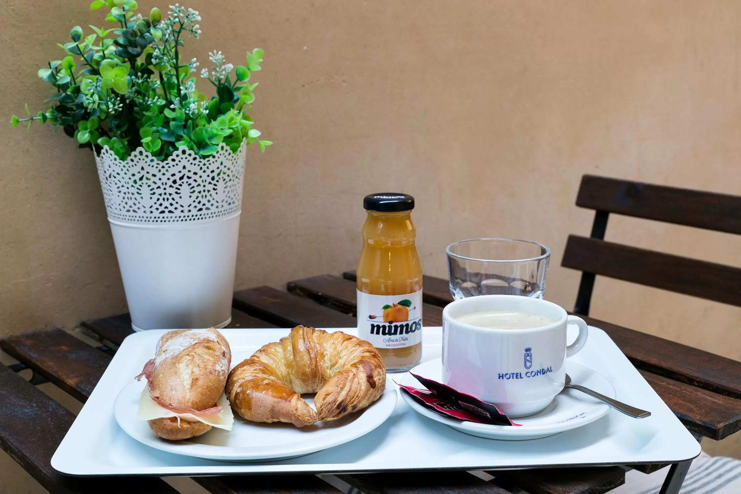 Food and drinks in Hotel Condal