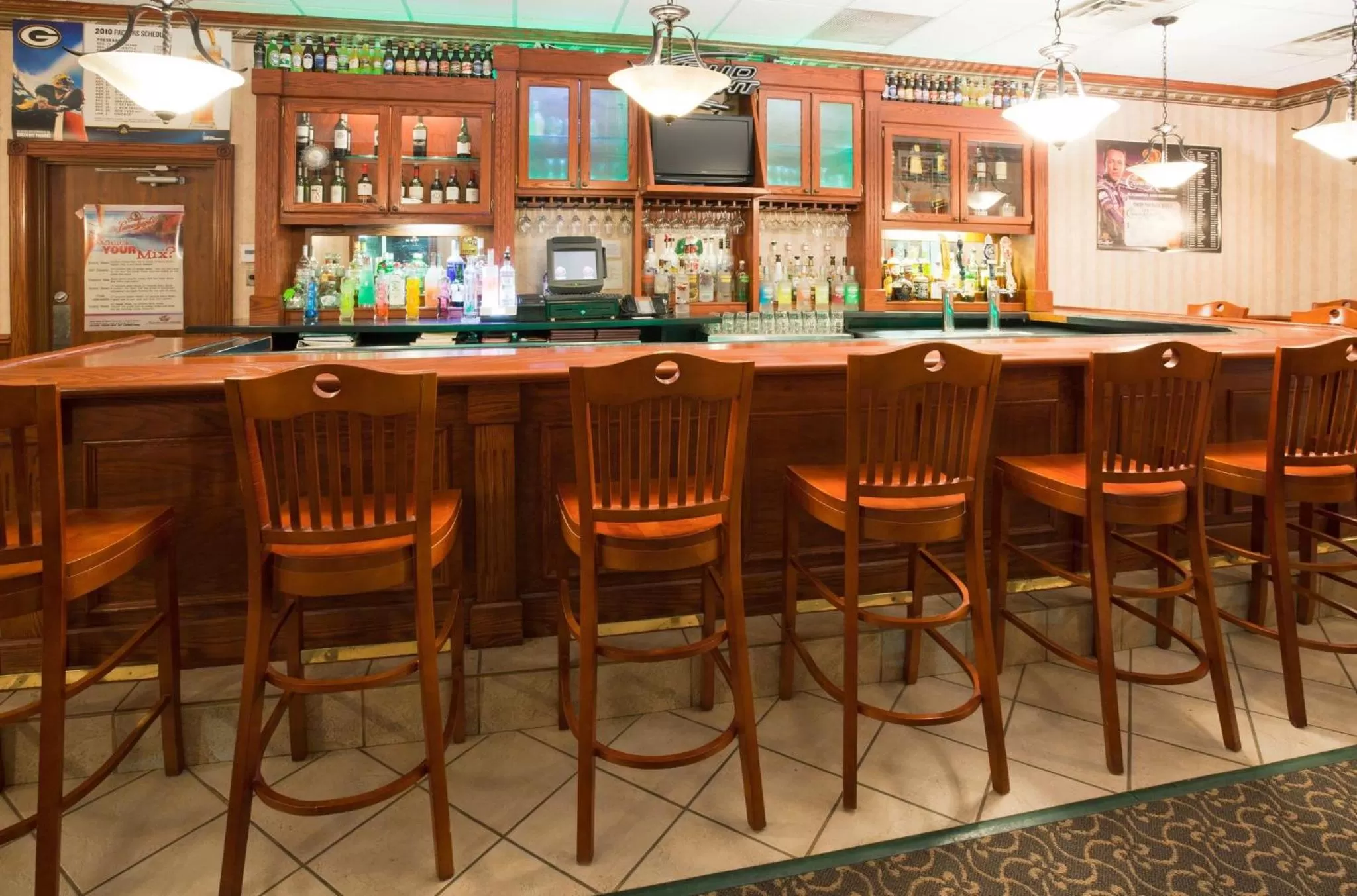 Lounge or bar in Holiday Inn Conference Center Marshfield by IHG