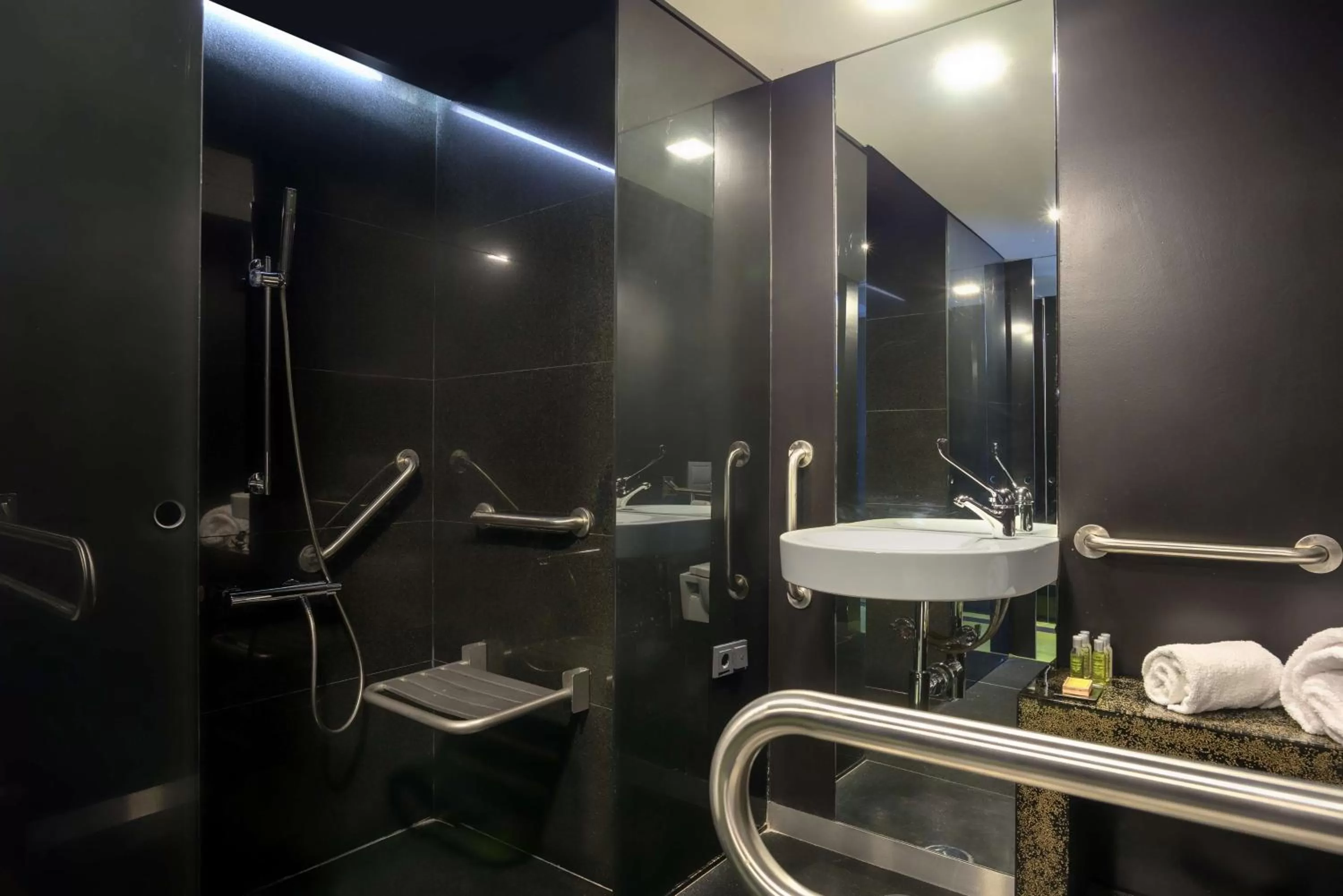 Bathroom in DoubleTree by Hilton Lisbon Fontana Park